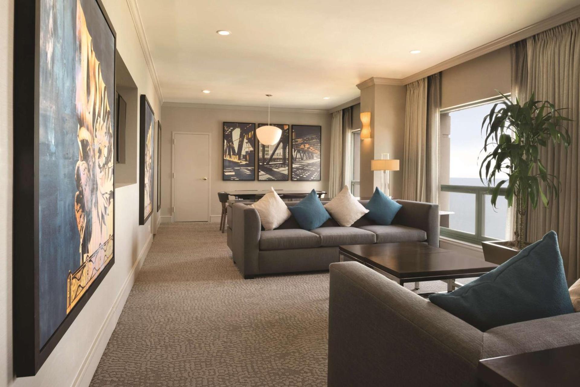 Hilton Chicago Magnificent Mile Suites photo 18