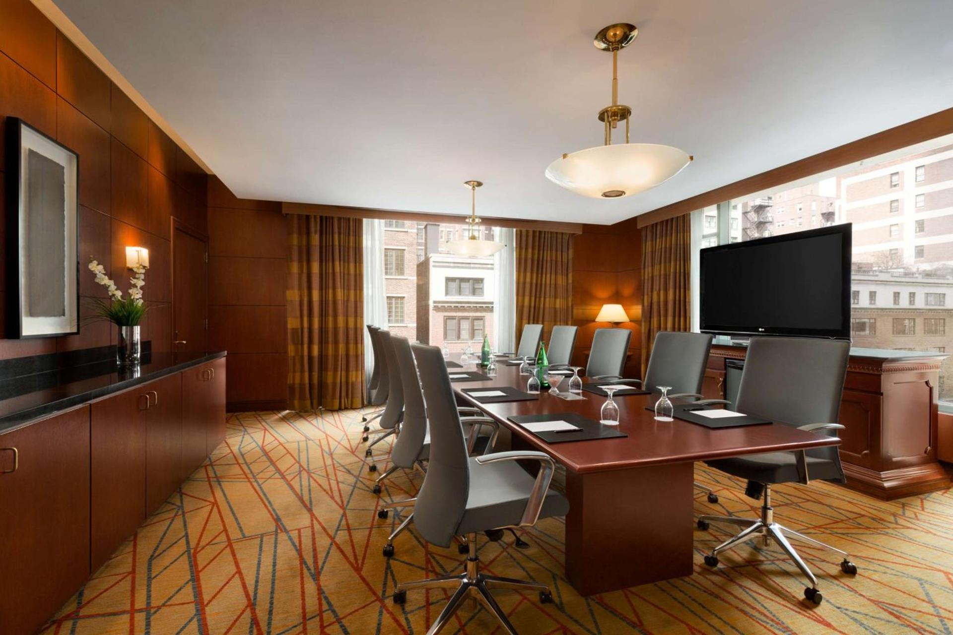 Hilton Chicago Magnificent Mile Suites photo 37