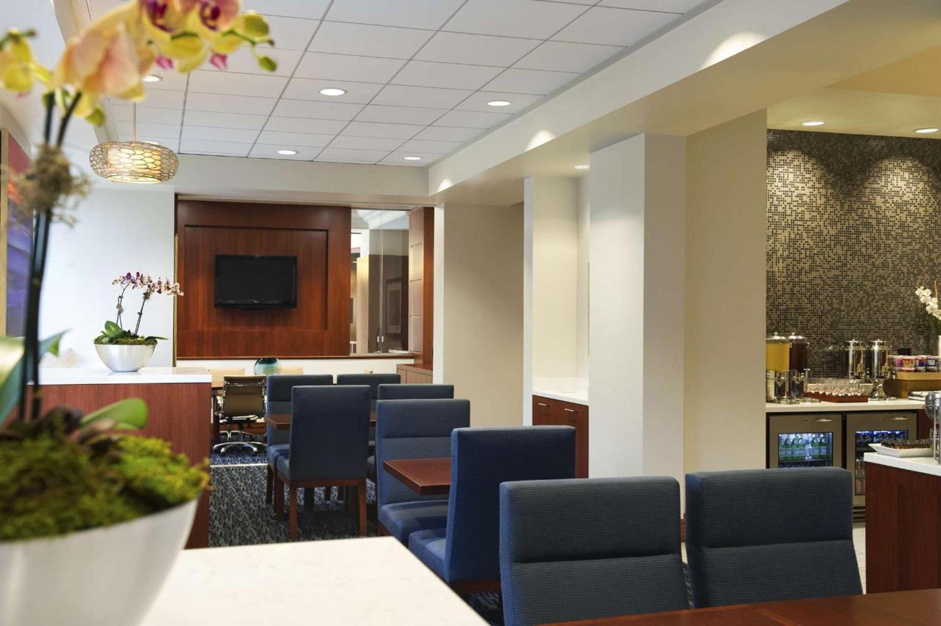 Hilton Chicago Magnificent Mile Suites photo 38