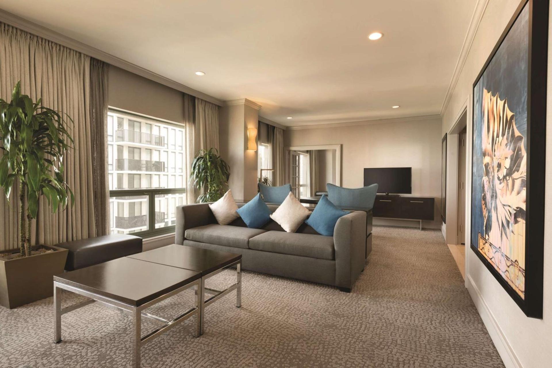 Hilton Chicago Magnificent Mile Suites photo 41