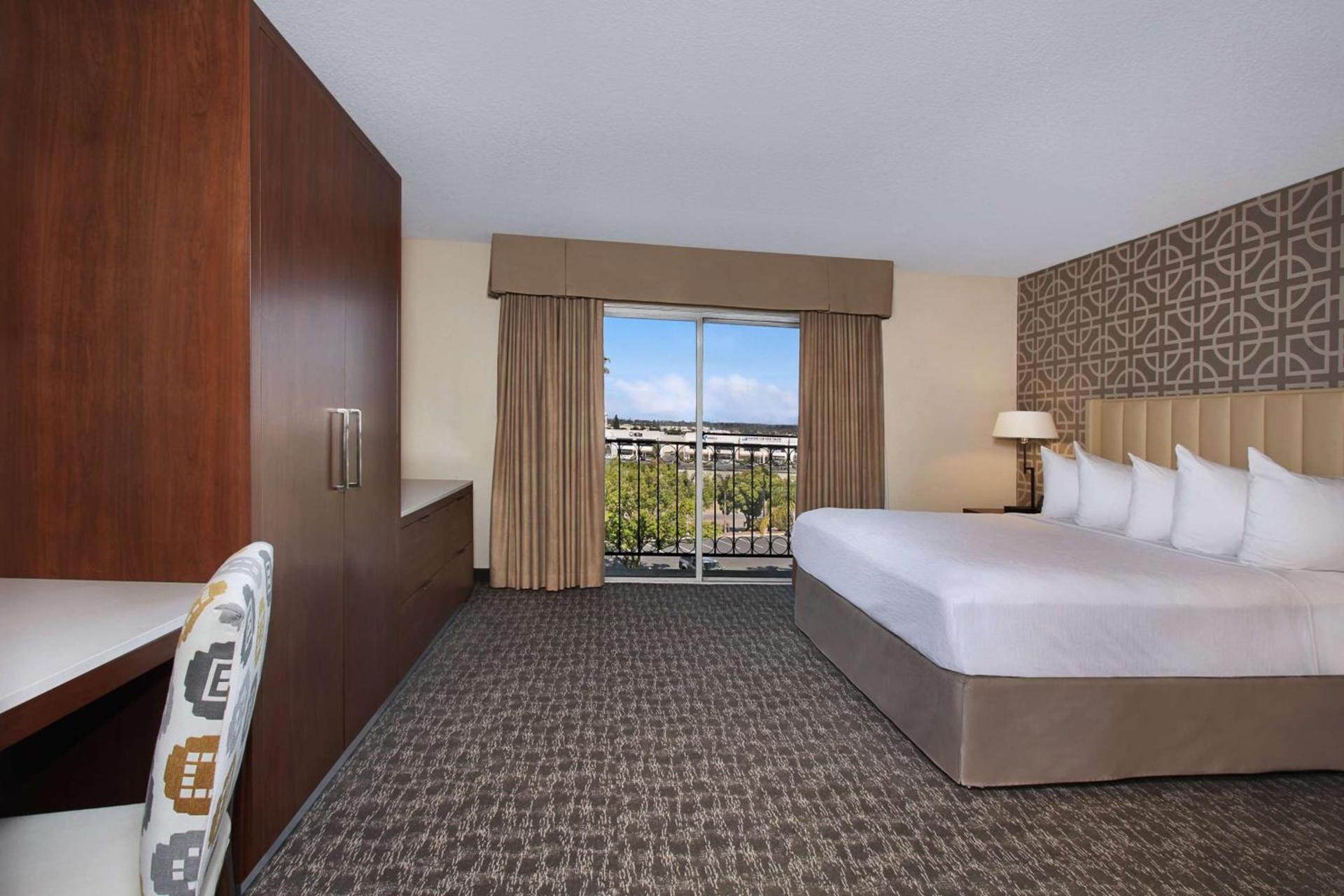Embassy Suites by Hilton Anaheim North photo 22