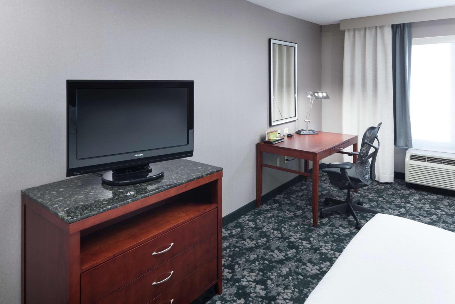 Hilton Garden Inn Naperville/Warrenville photo 18
