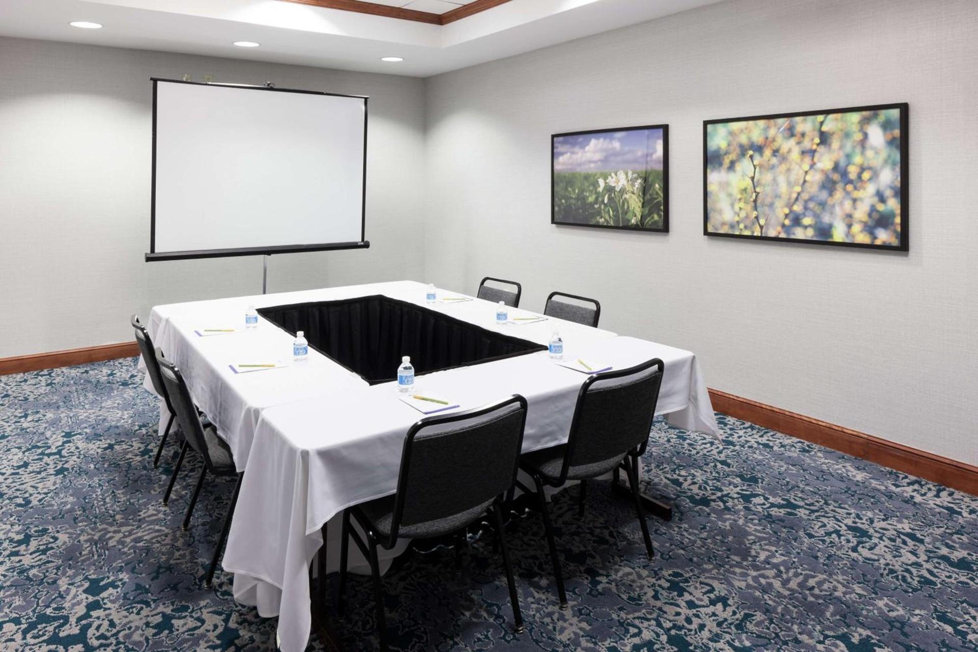 Hilton Garden Inn Naperville/Warrenville photo 33