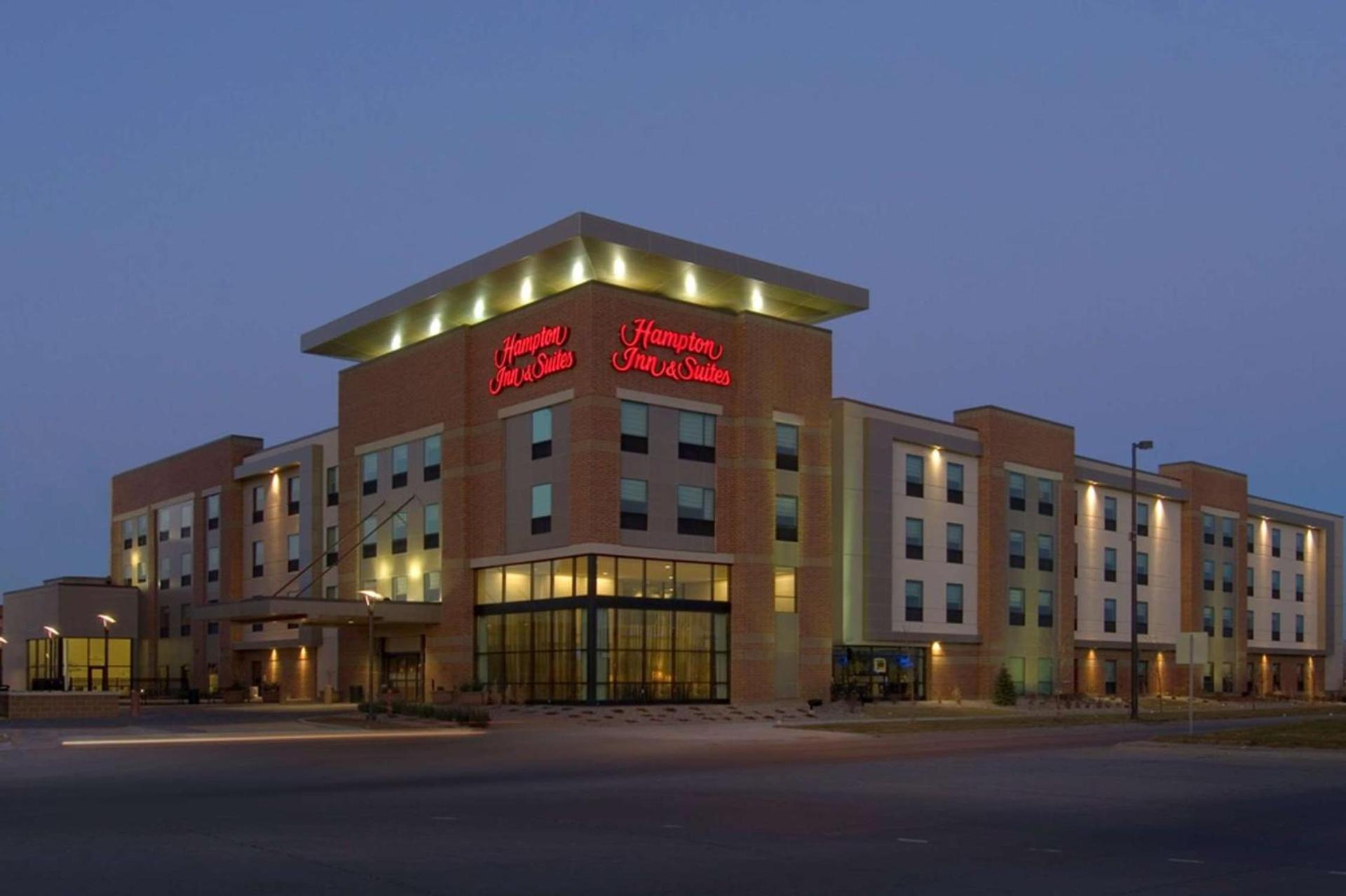 Hampton Inn & Suites Omaha-Downtown photo 2