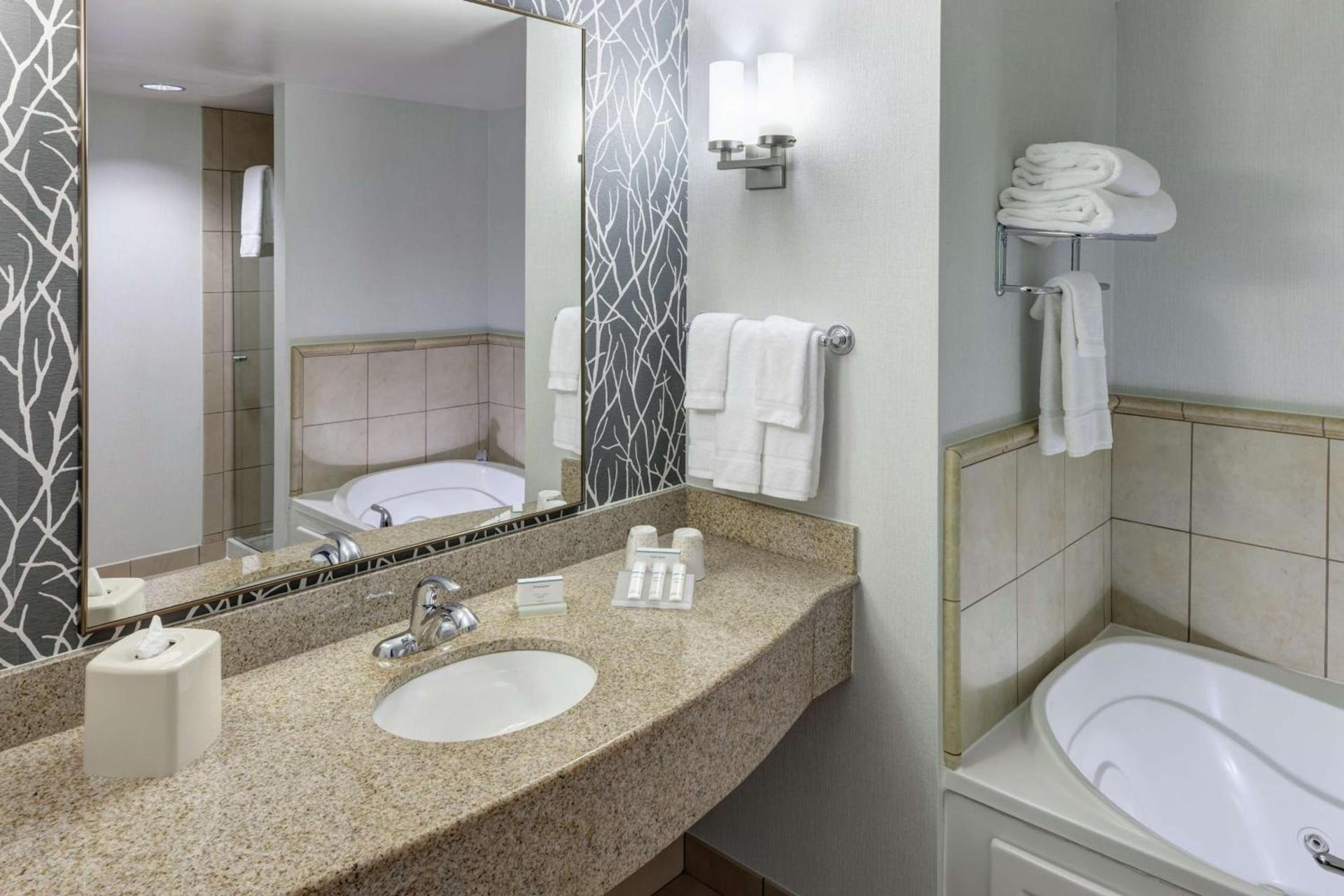 Hilton Garden Inn Lake Forest Mettawa photo 15