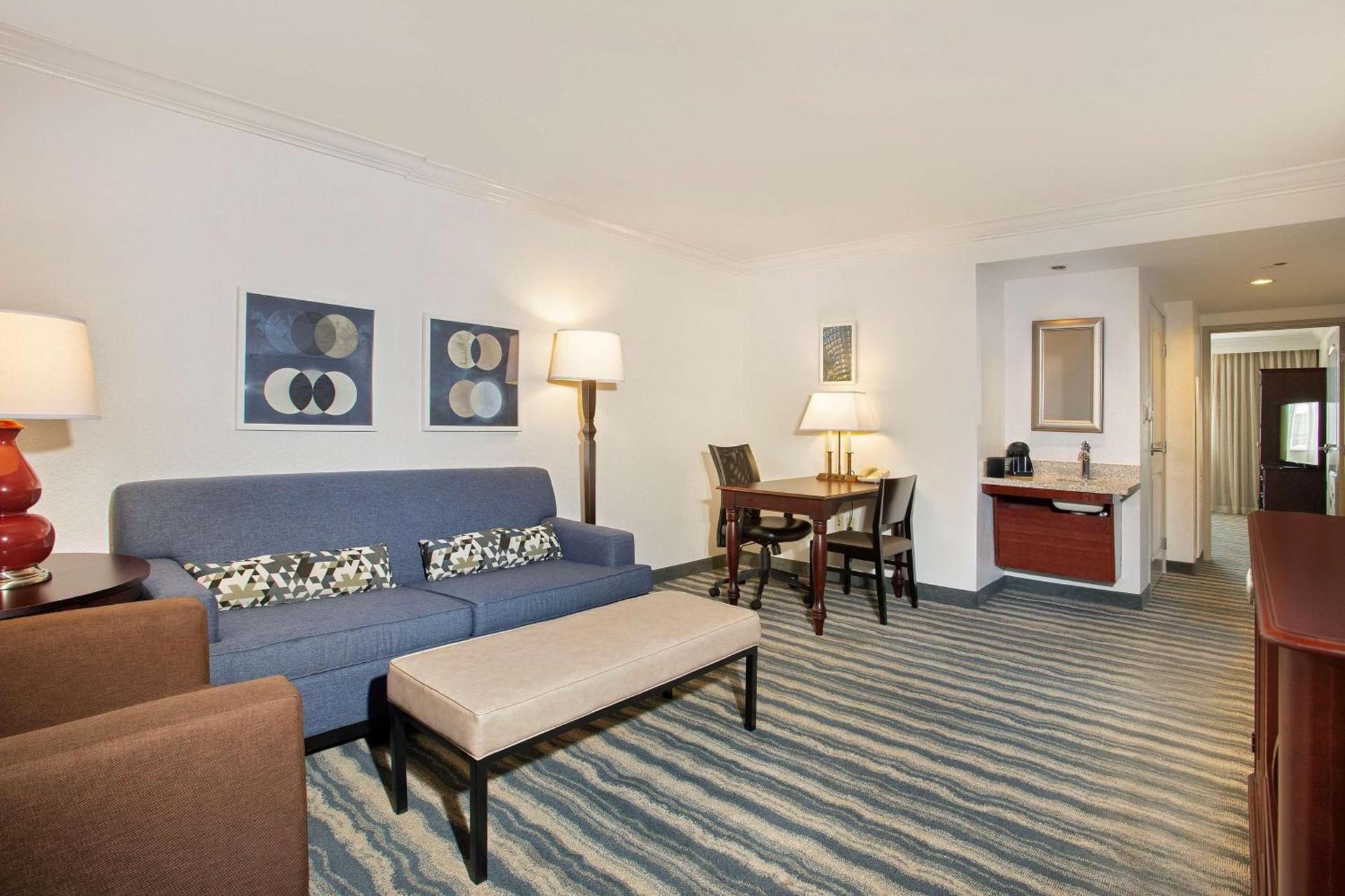 Embassy Suites by Hilton Tampa Brandon photo 12