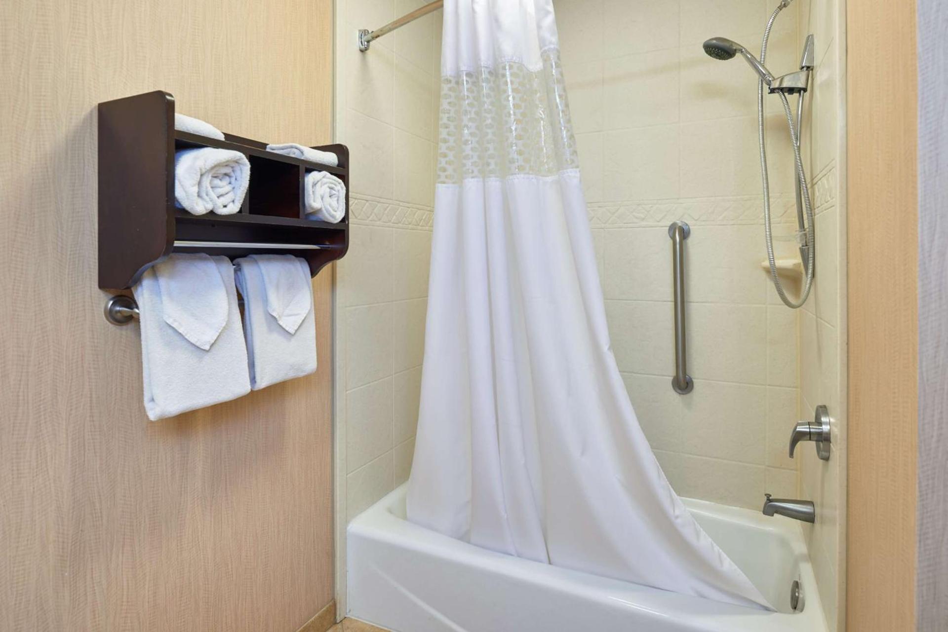 Hampton Inn & Suites Waco-South photo 16