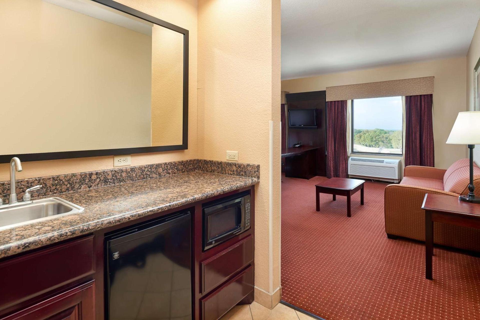 Hampton Inn & Suites Austin South Buda photo 35