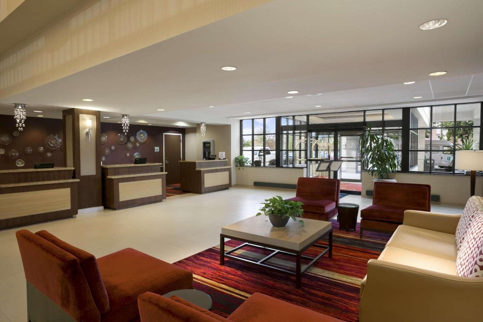 Embassy Suites Cleveland - Beachwood photo 4