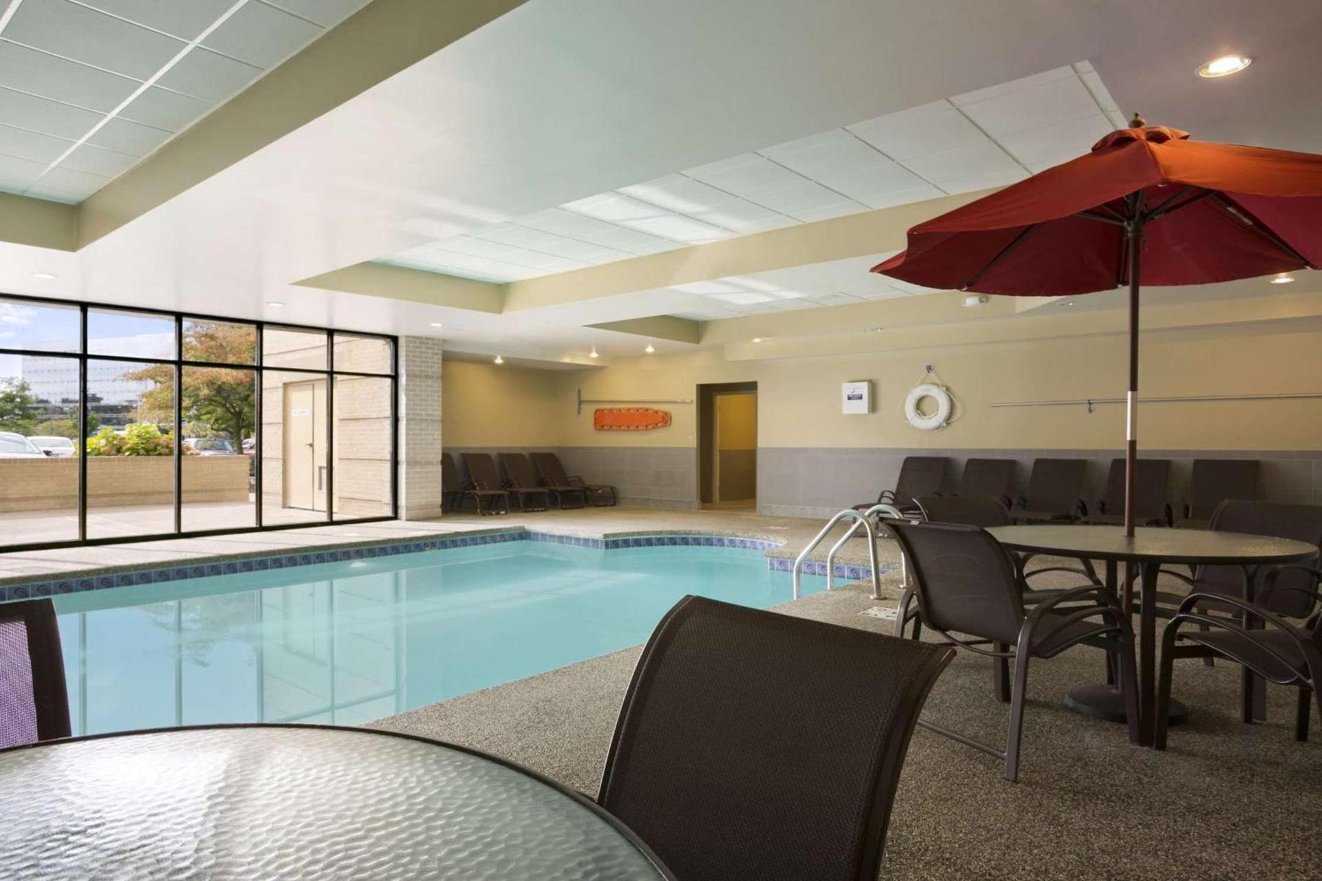 Embassy Suites Cleveland - Beachwood photo 9