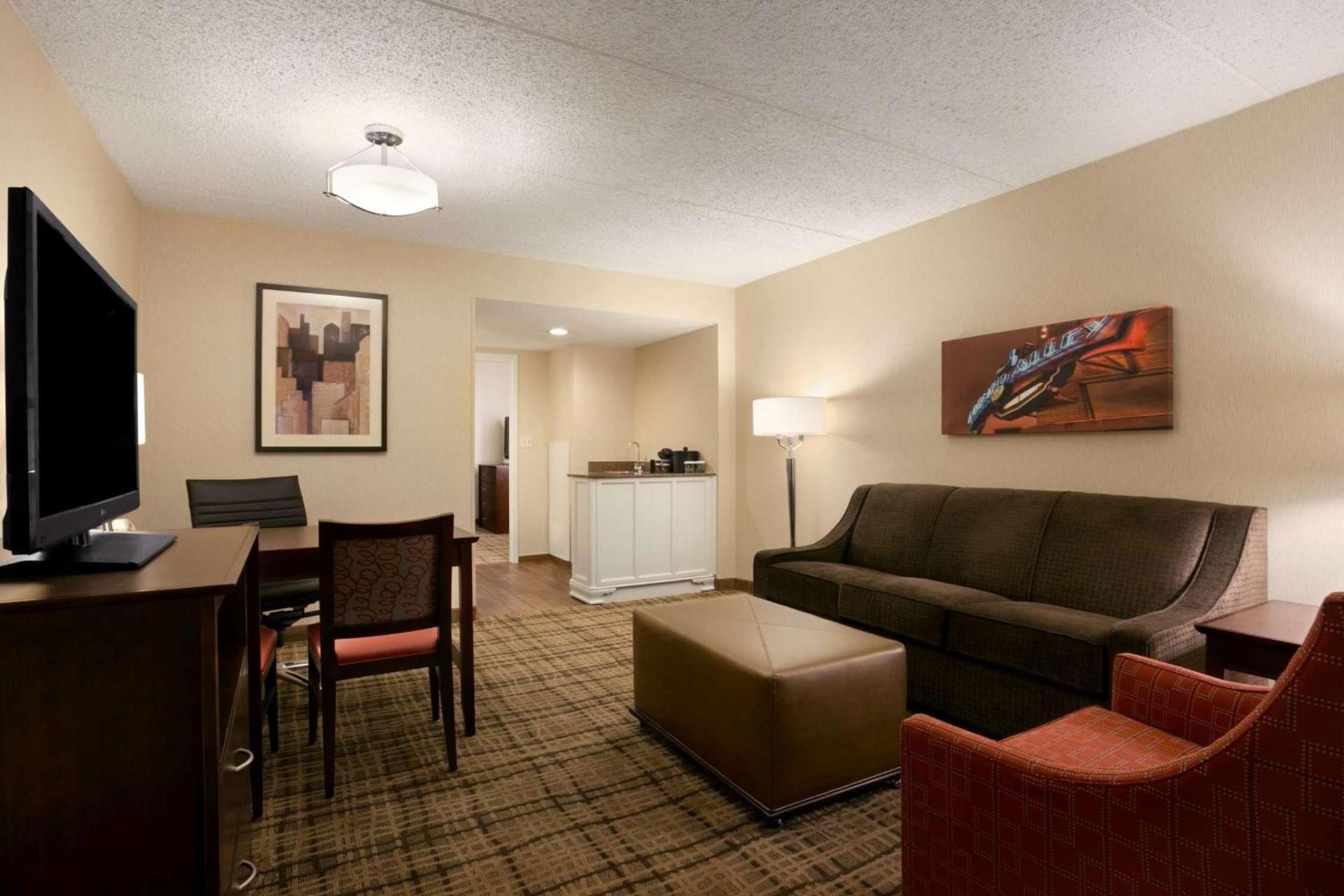 Embassy Suites Cleveland - Beachwood photo 20