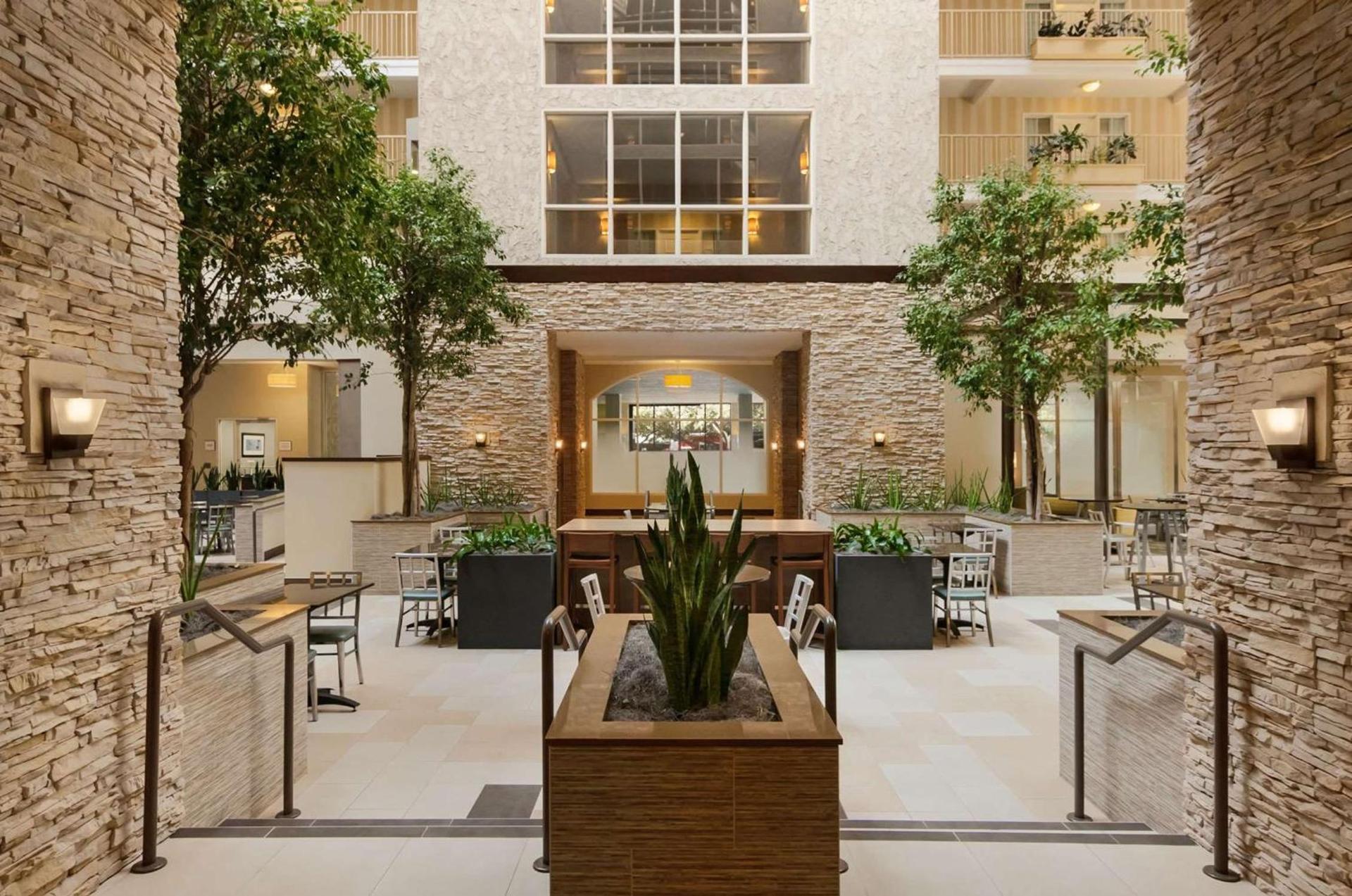 Embassy Suites by Hilton Dallas Market Center photo 5