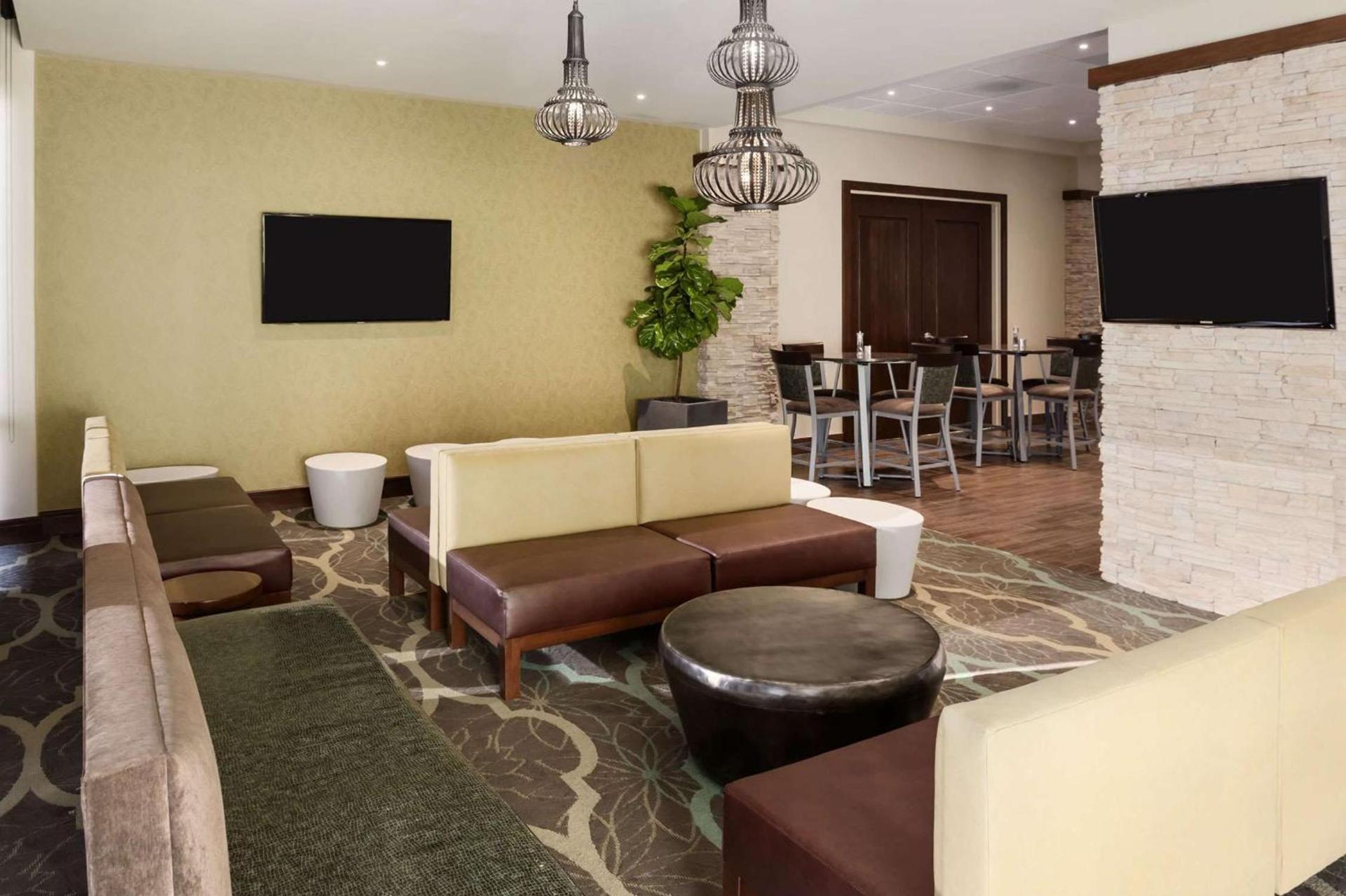 Embassy Suites by Hilton Dallas Market Center photo 13