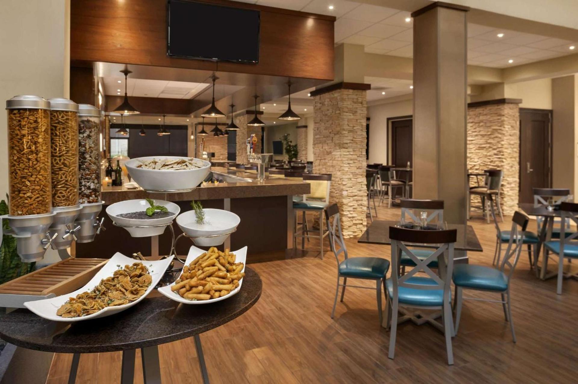Embassy Suites by Hilton Dallas Market Center photo 15