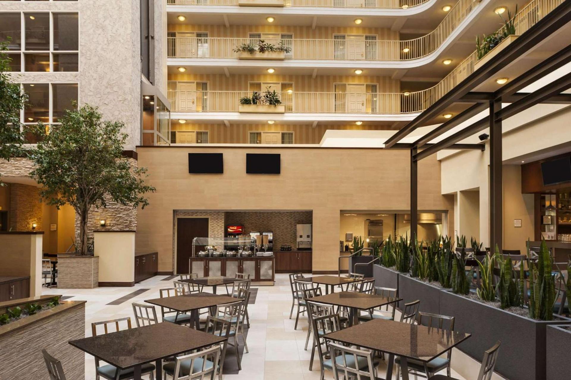 Embassy Suites by Hilton Dallas Market Center photo 18
