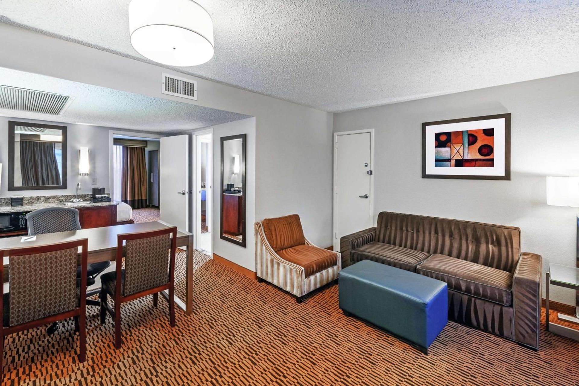 Embassy Suites by Hilton Dallas Market Center photo 28