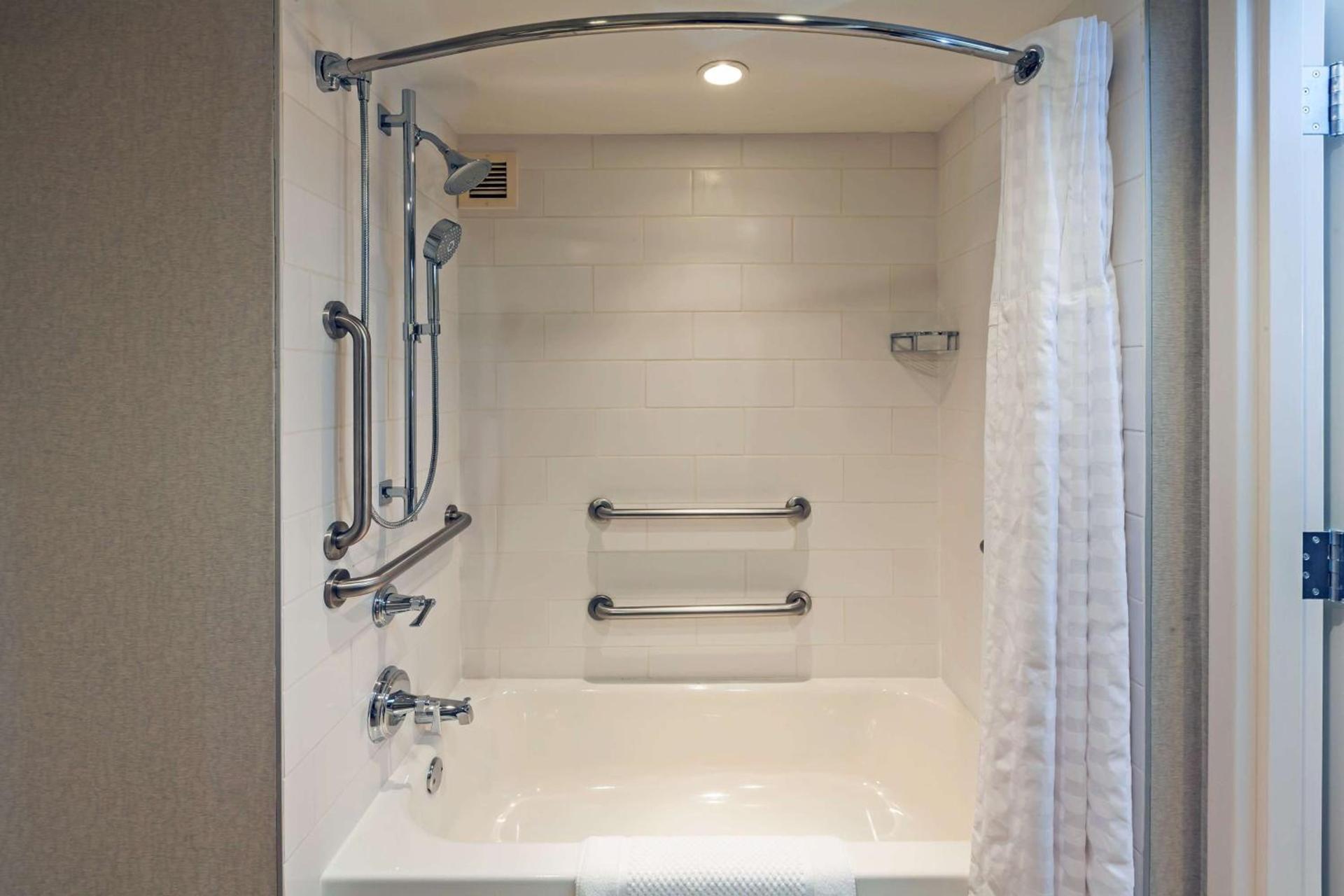 Embassy Suites by Hilton Dallas Market Center photo 36