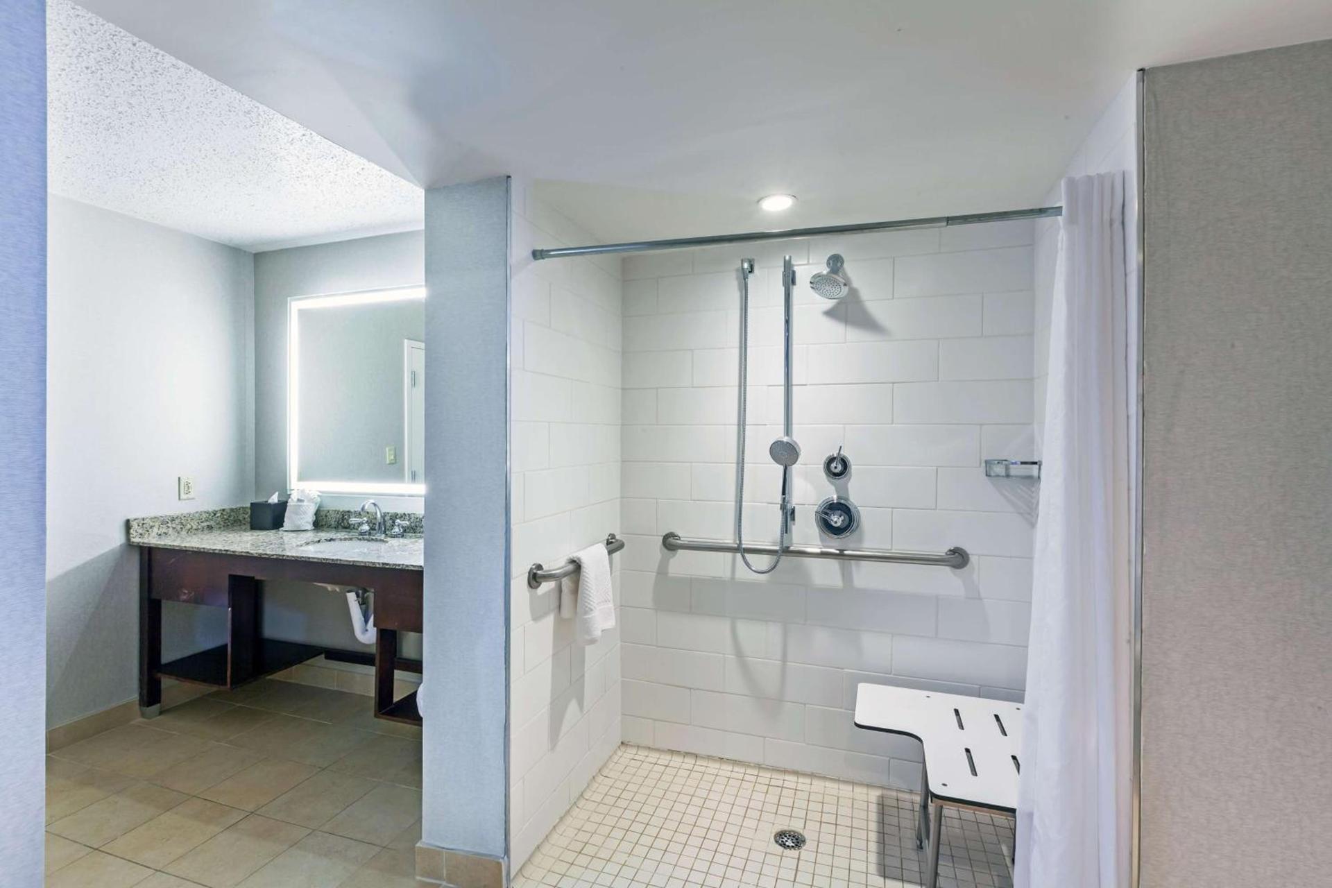 Embassy Suites by Hilton Dallas Market Center photo 37