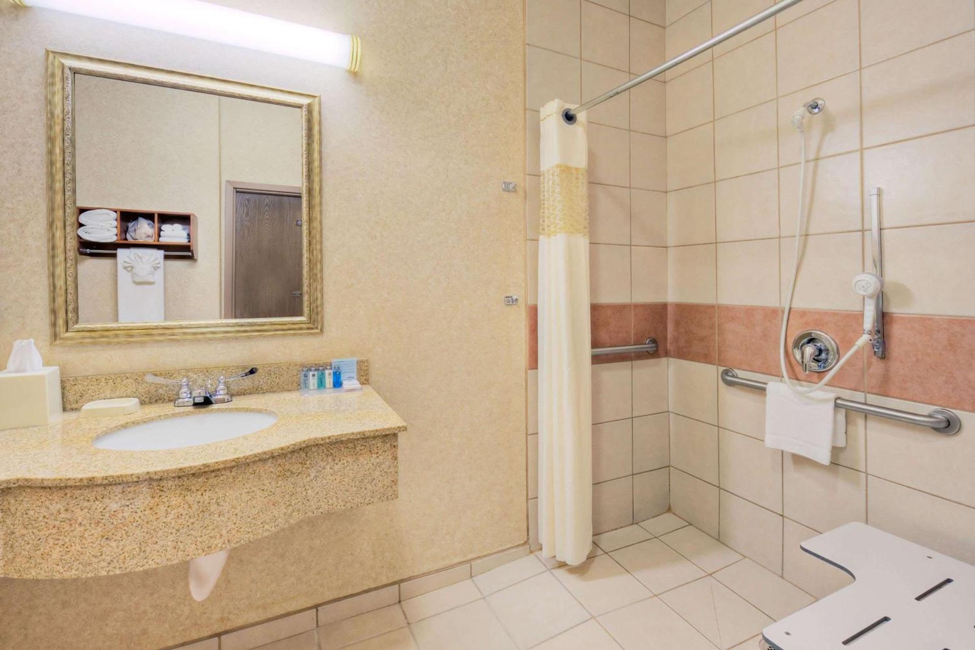 Hampton Inn & Suites Palmdale photo 11