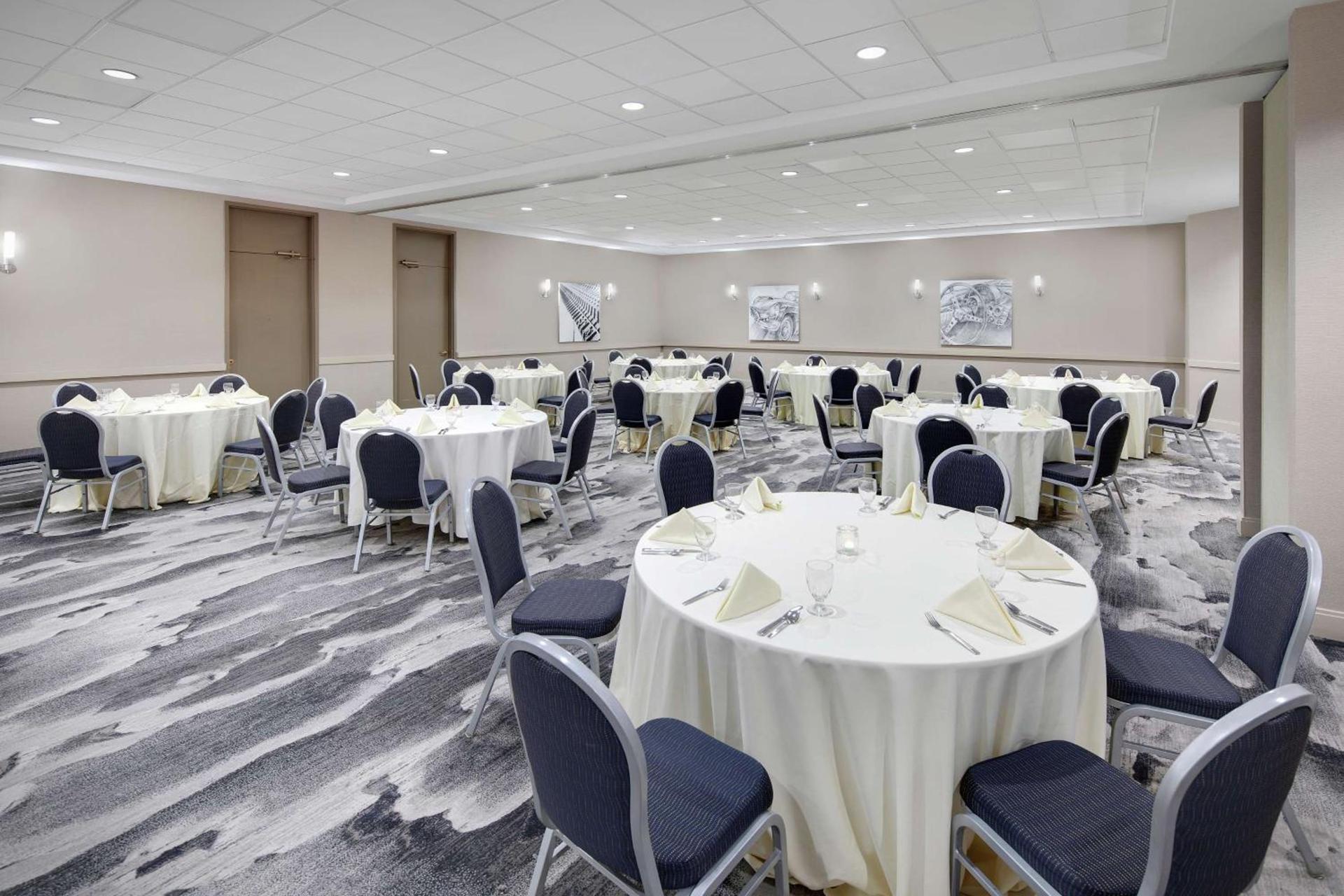 Embassy Suites by Hilton Detroit Troy Auburn Hills photo 15
