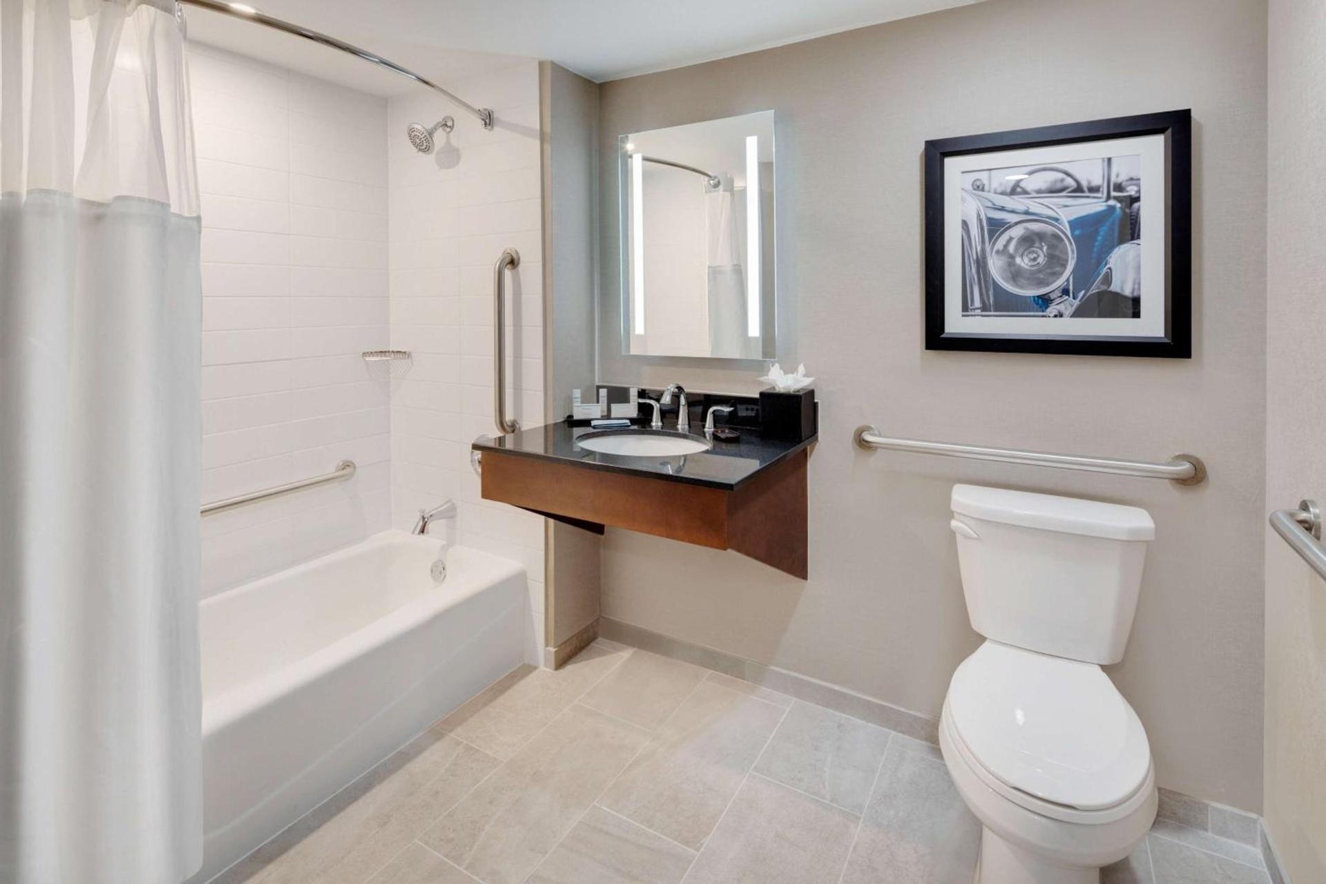 Embassy Suites by Hilton Detroit Troy Auburn Hills photo 48