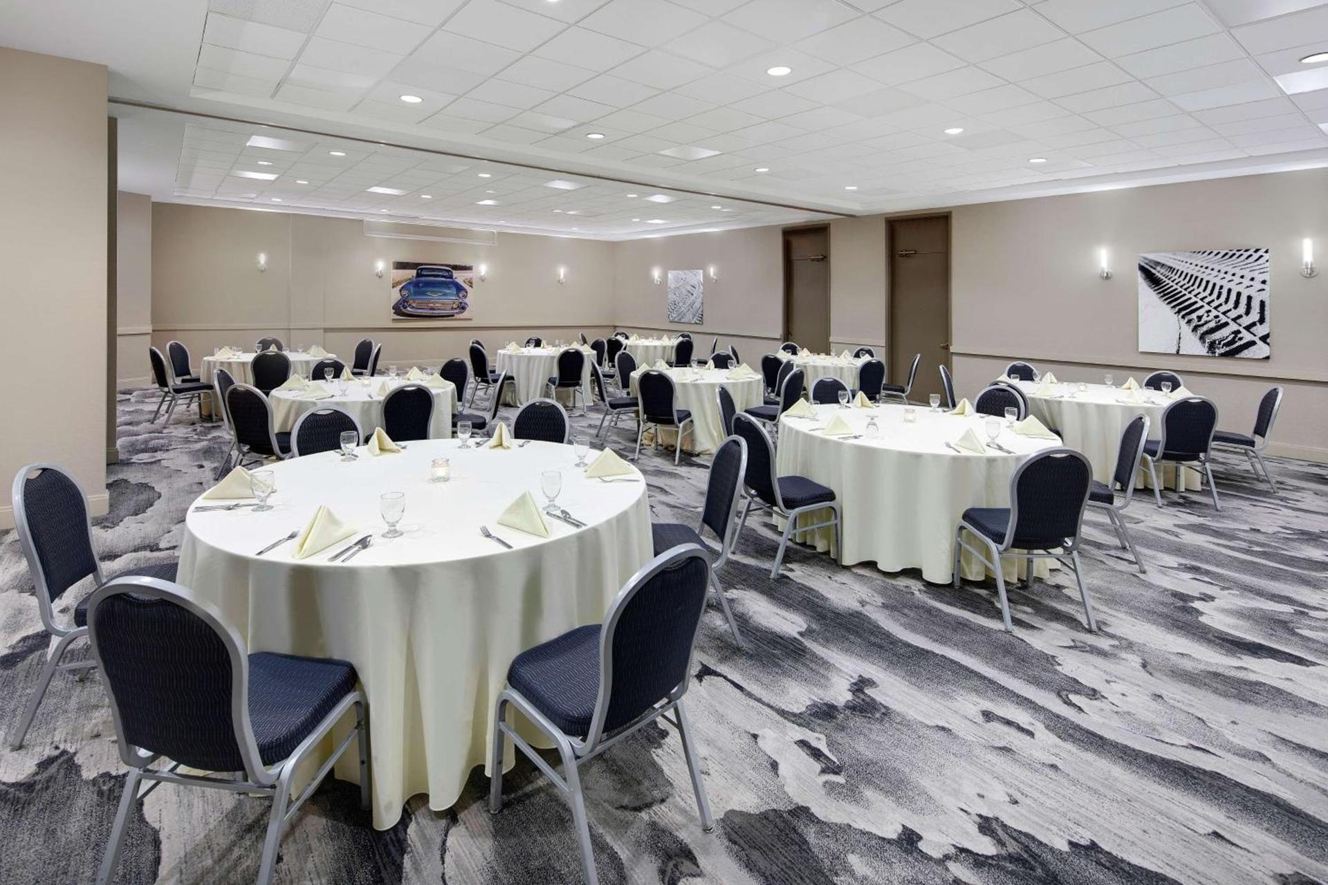 Embassy Suites by Hilton Detroit Troy Auburn Hills photo 68