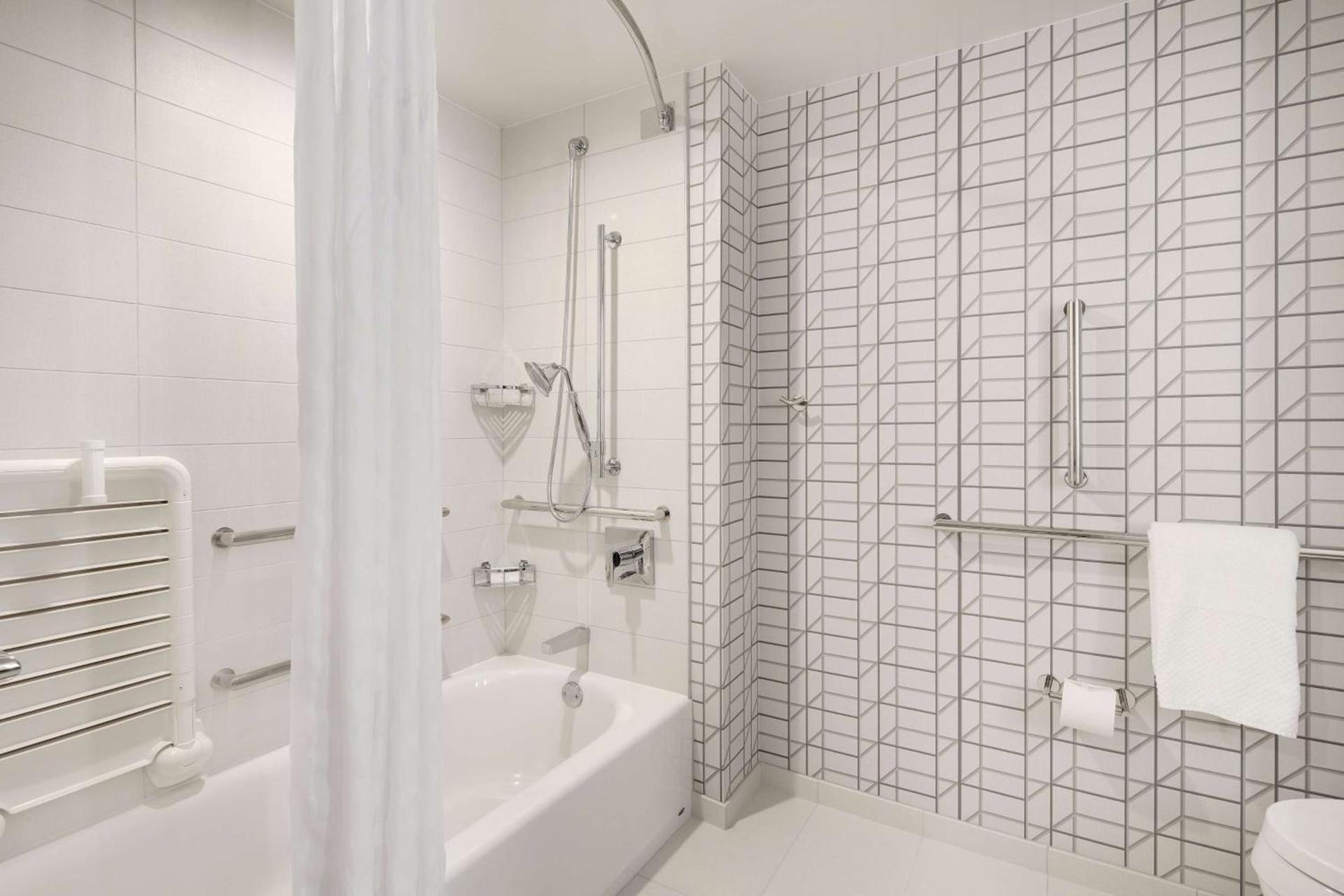 Embassy Suites by Hilton Atlanta Perimeter Center photo 26