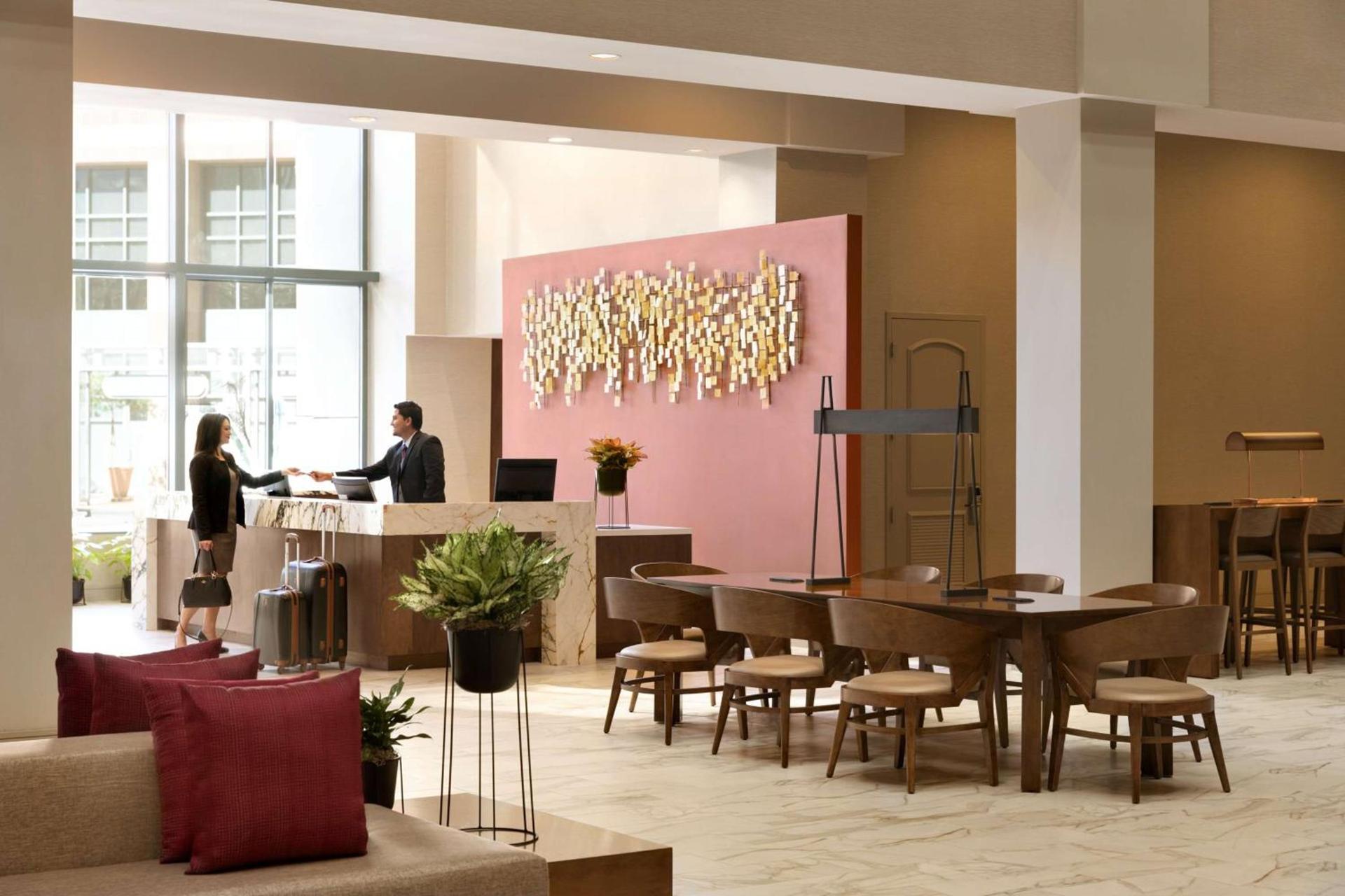 Embassy Suites by Hilton Phoenix Downtown North photo 5