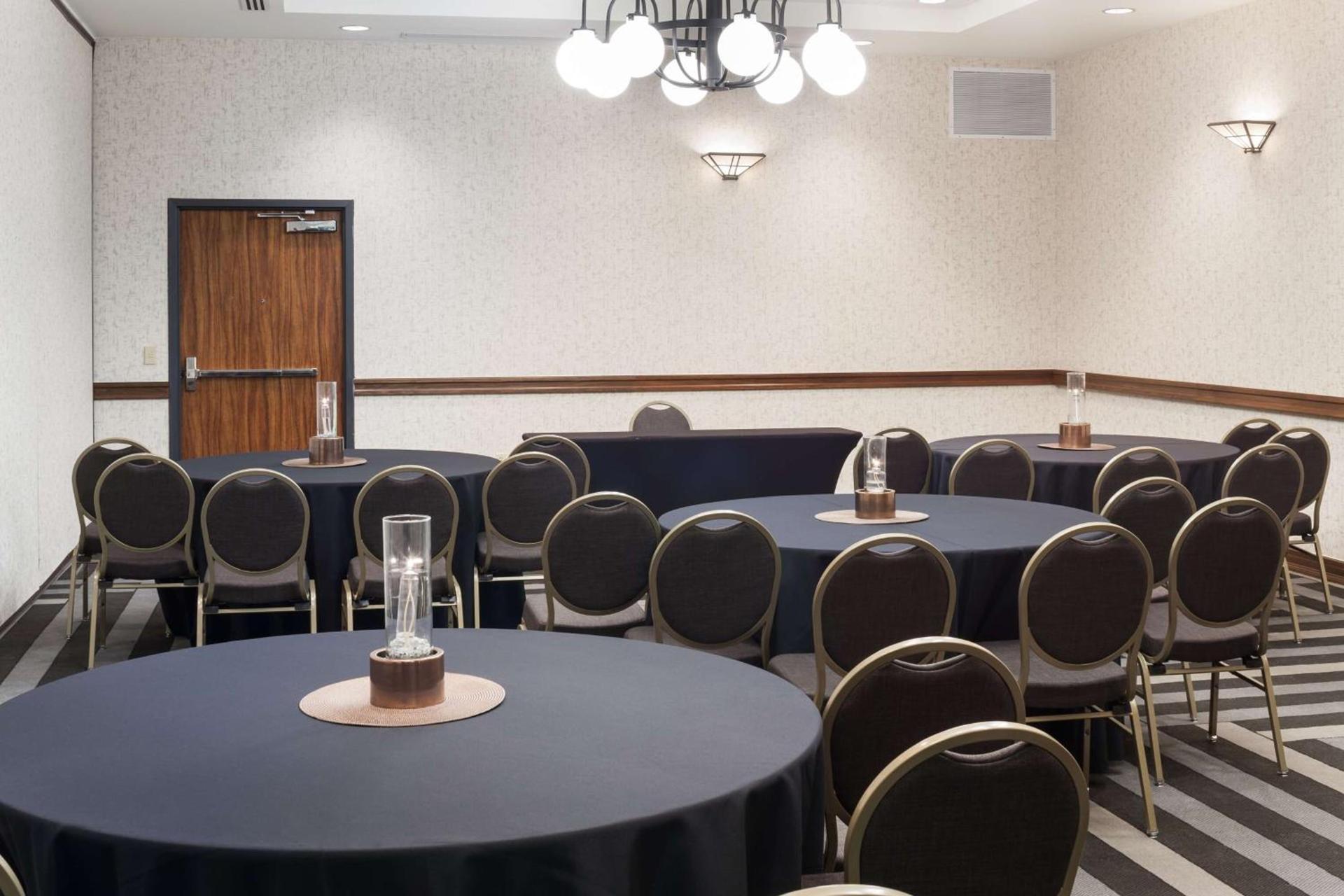 Embassy Suites by Hilton Anchorage photo 31