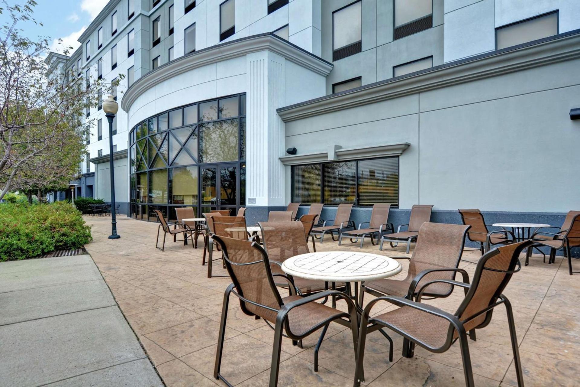 Hampton Inn & Suites Newark-Harrison-Riverwalk photo 4