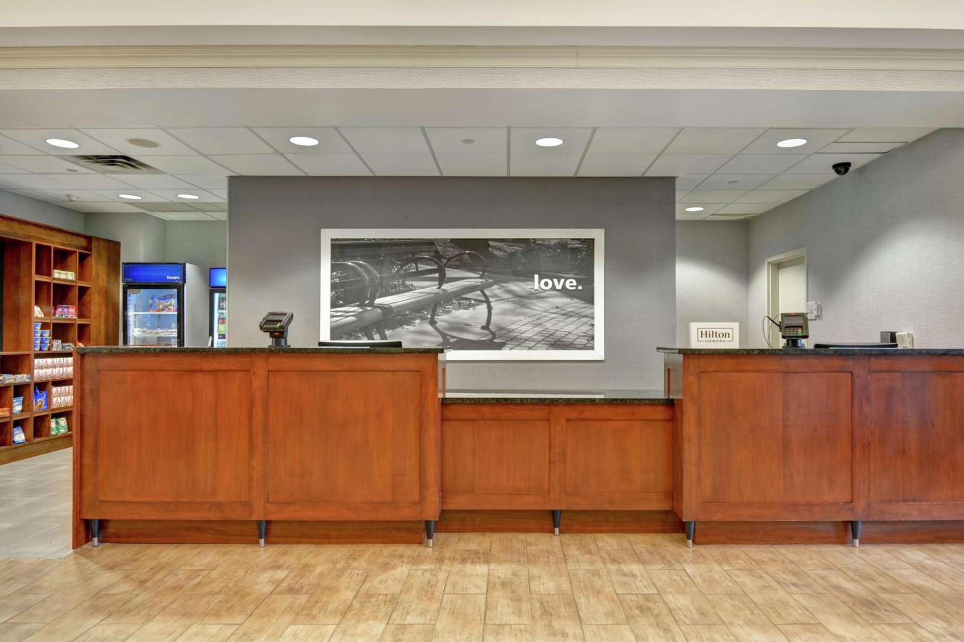 Hampton Inn & Suites Newark-Harrison-Riverwalk photo 9