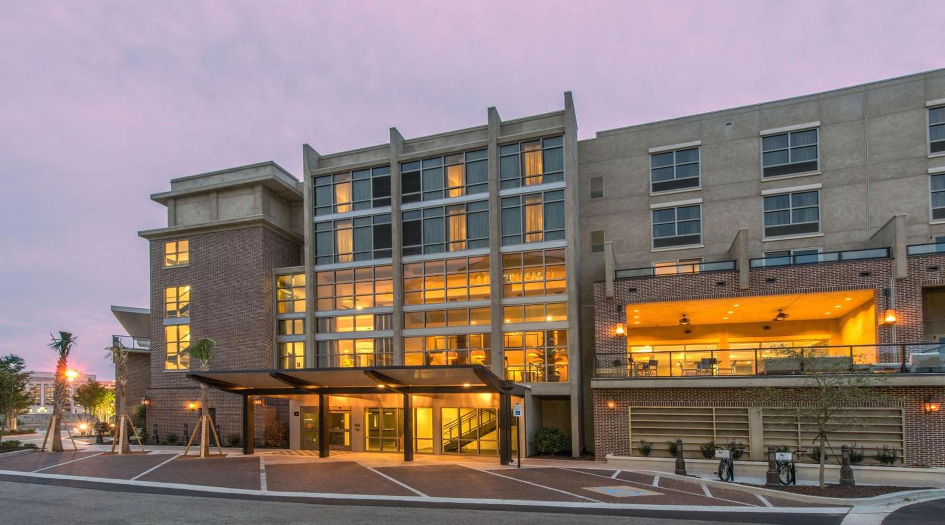 Hilton Garden Inn Charleston Waterfront/Downtown photo 4