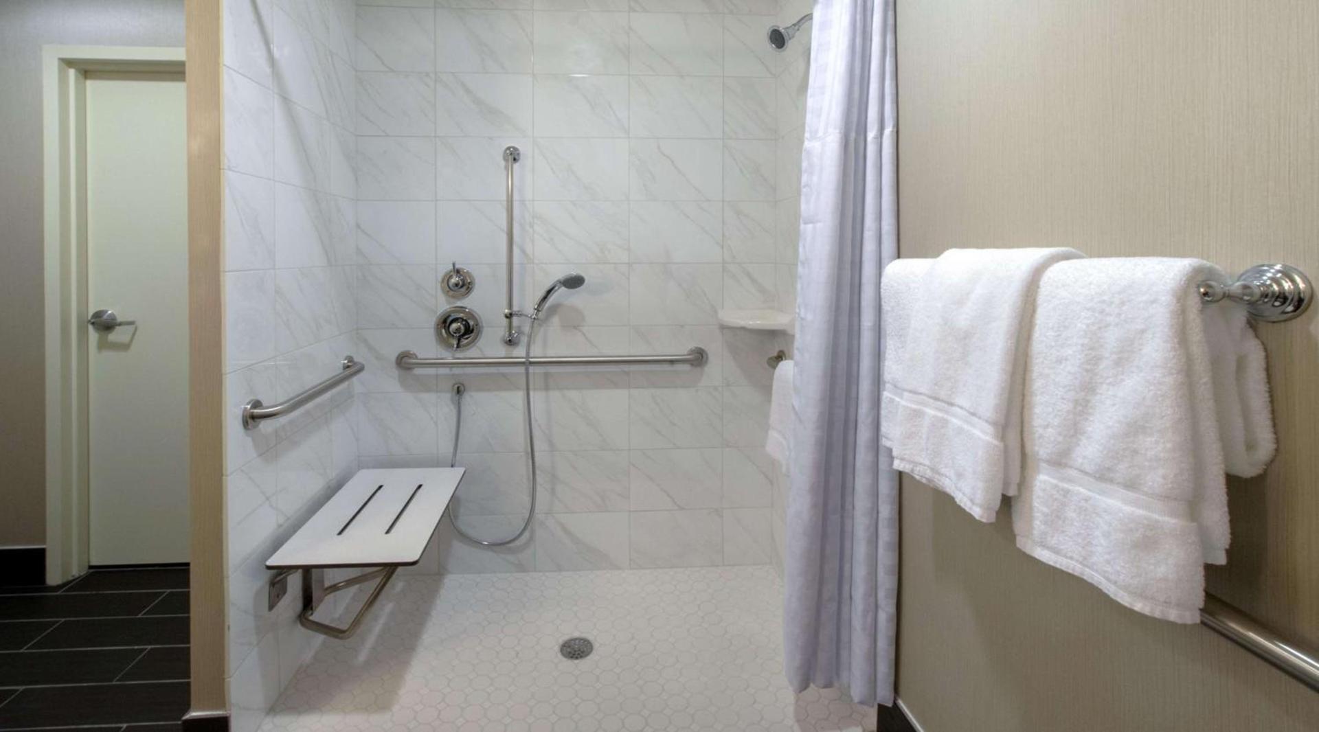 Hilton Garden Inn Charleston Waterfront/Downtown photo 34