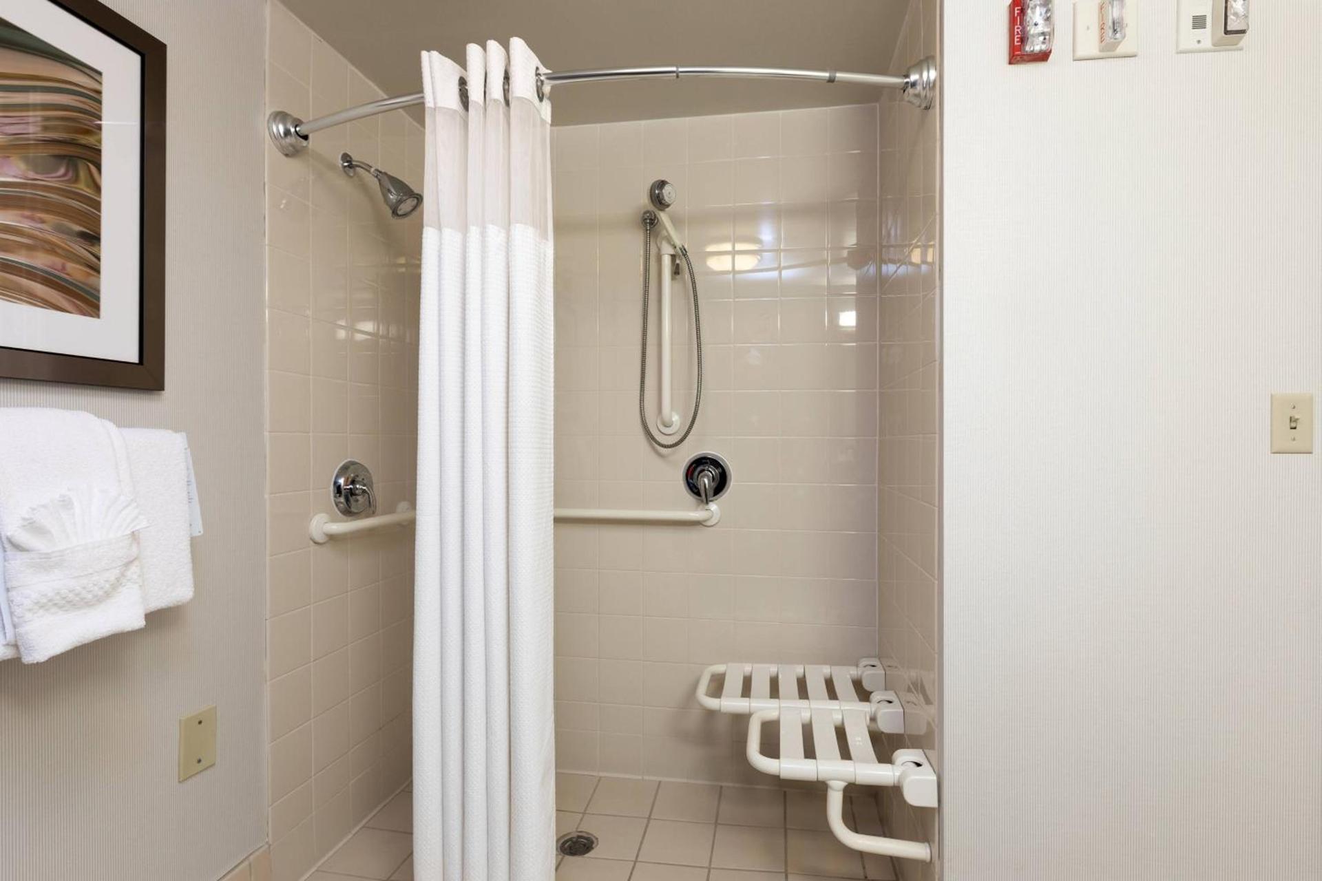 Courtyard by Marriott Dallas-Fort Worth/Bedford photo 41