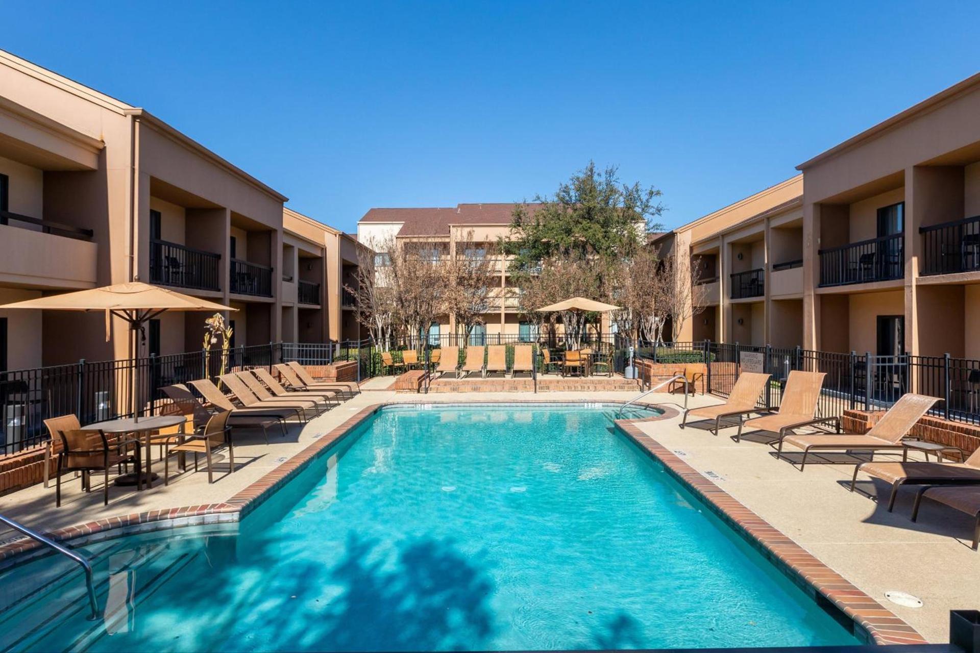 Courtyard by Marriott Dallas-Fort Worth/Bedford photo 2