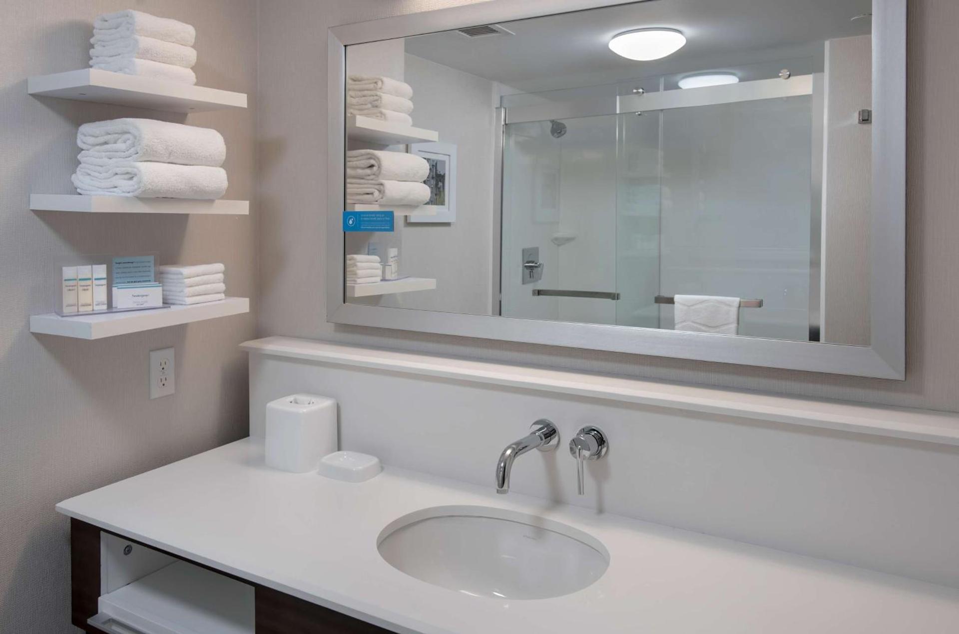 Hampton Inn Boston Logan Airport photo 18