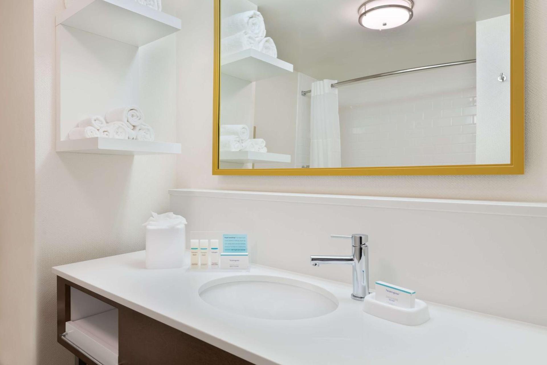 Hampton Inn & Suites Atlanta Buckhead Place photo 26