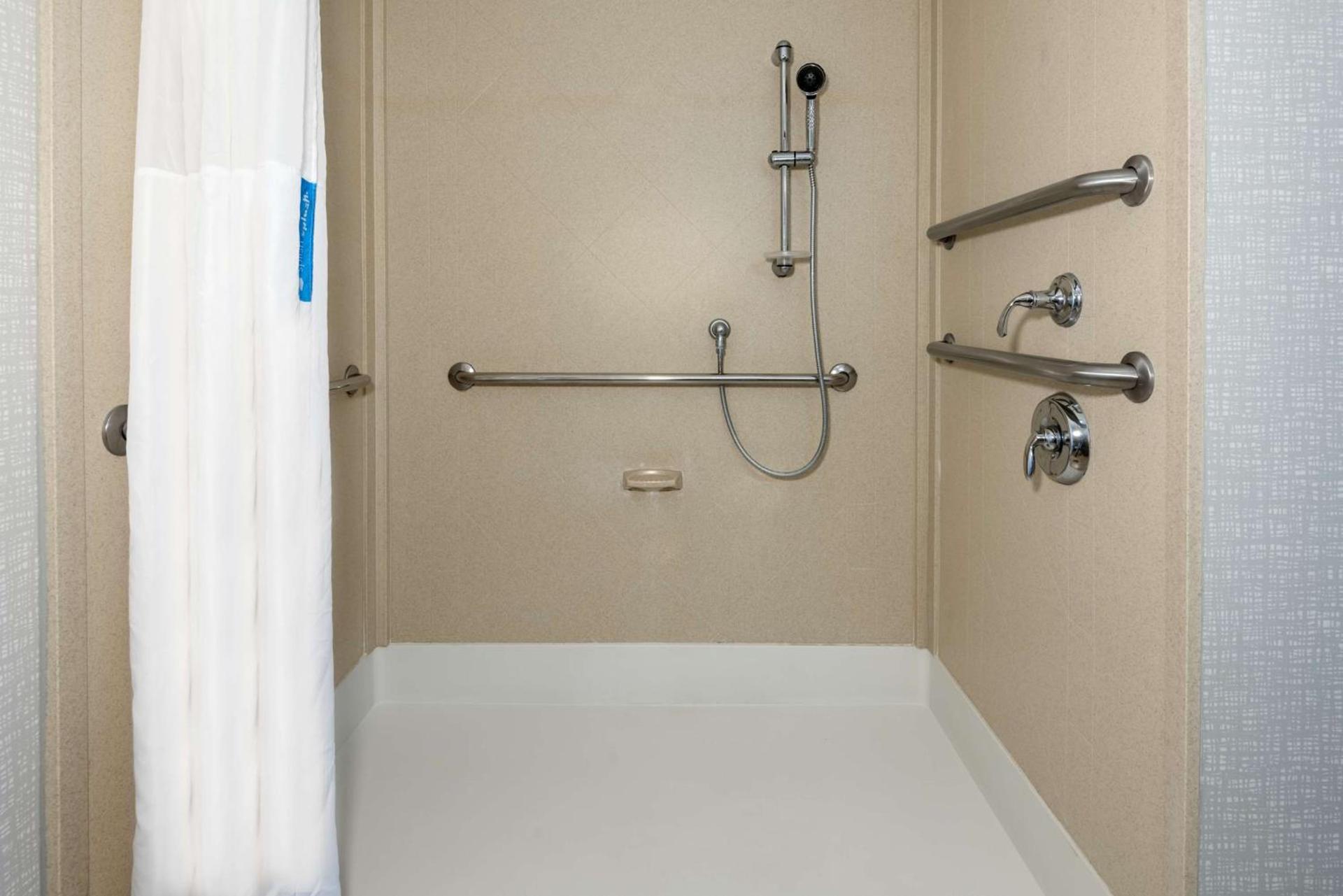 Hampton Inn & Suites Winston-Salem/University Area photo 25