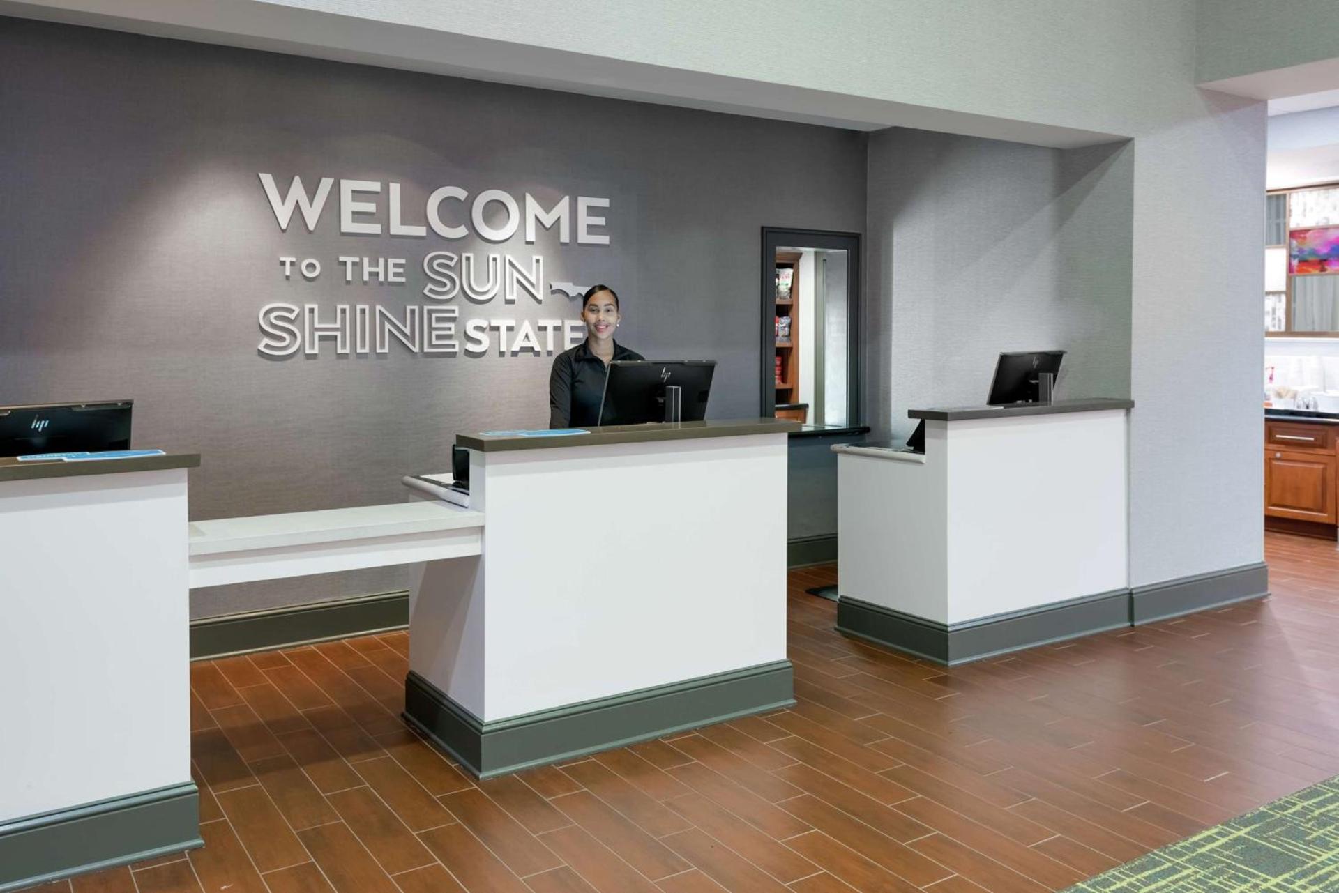 Hampton Inn & Suites Orlando Airport at Gateway Village photo 6