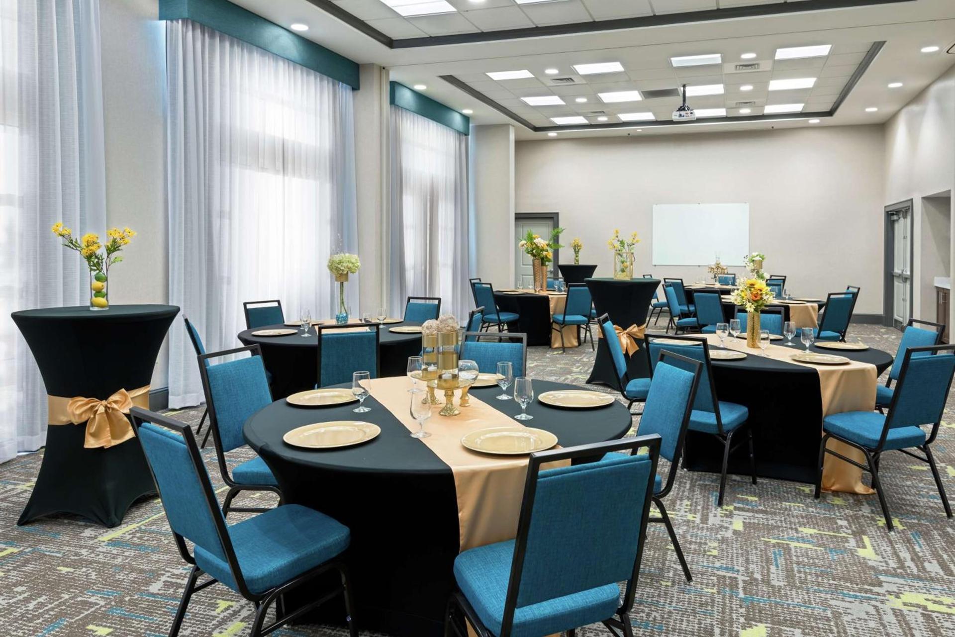 Hampton Inn & Suites Orlando Airport at Gateway Village photo 35