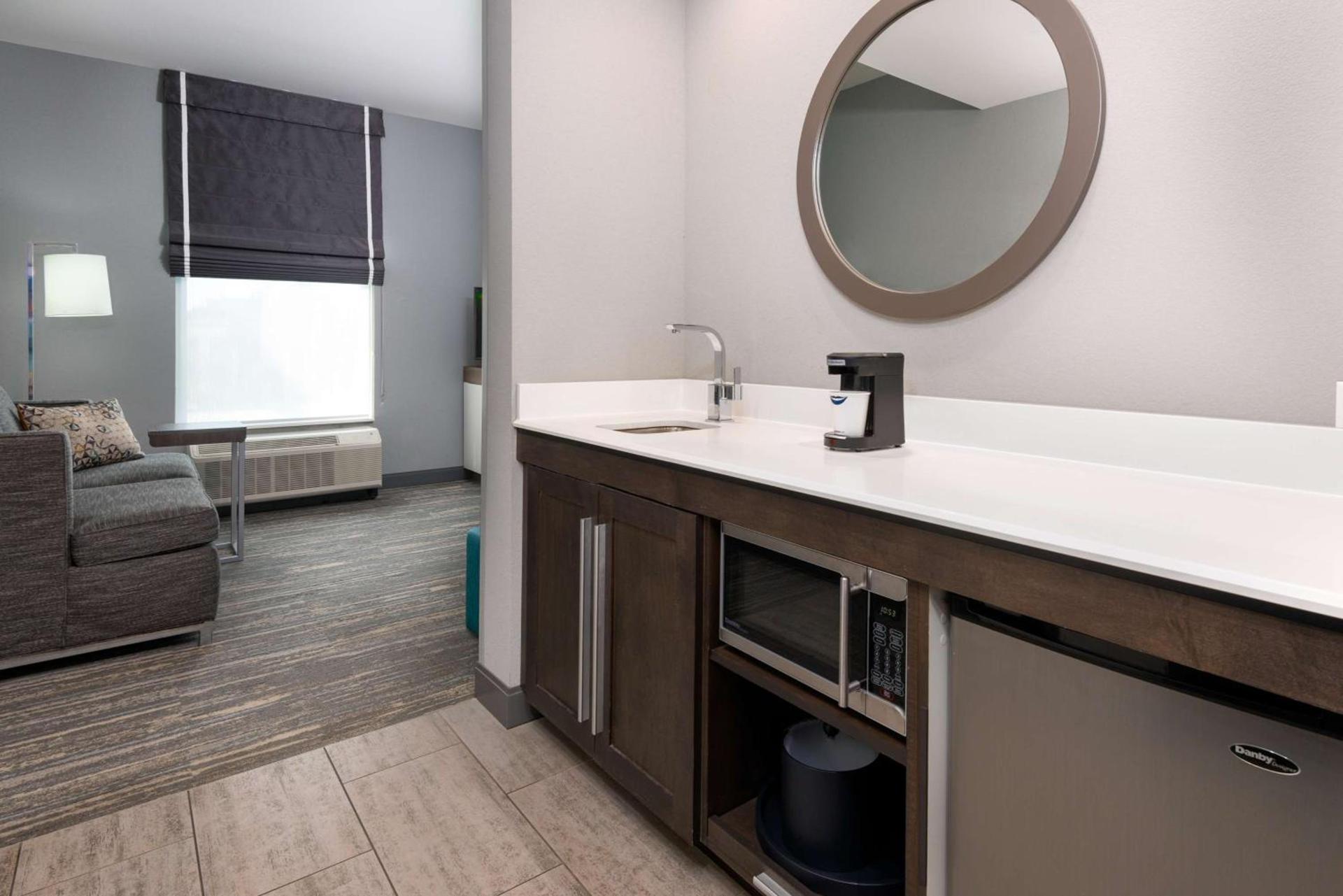 Hampton Inn & Suites Tallahassee Capitol-University photo 41