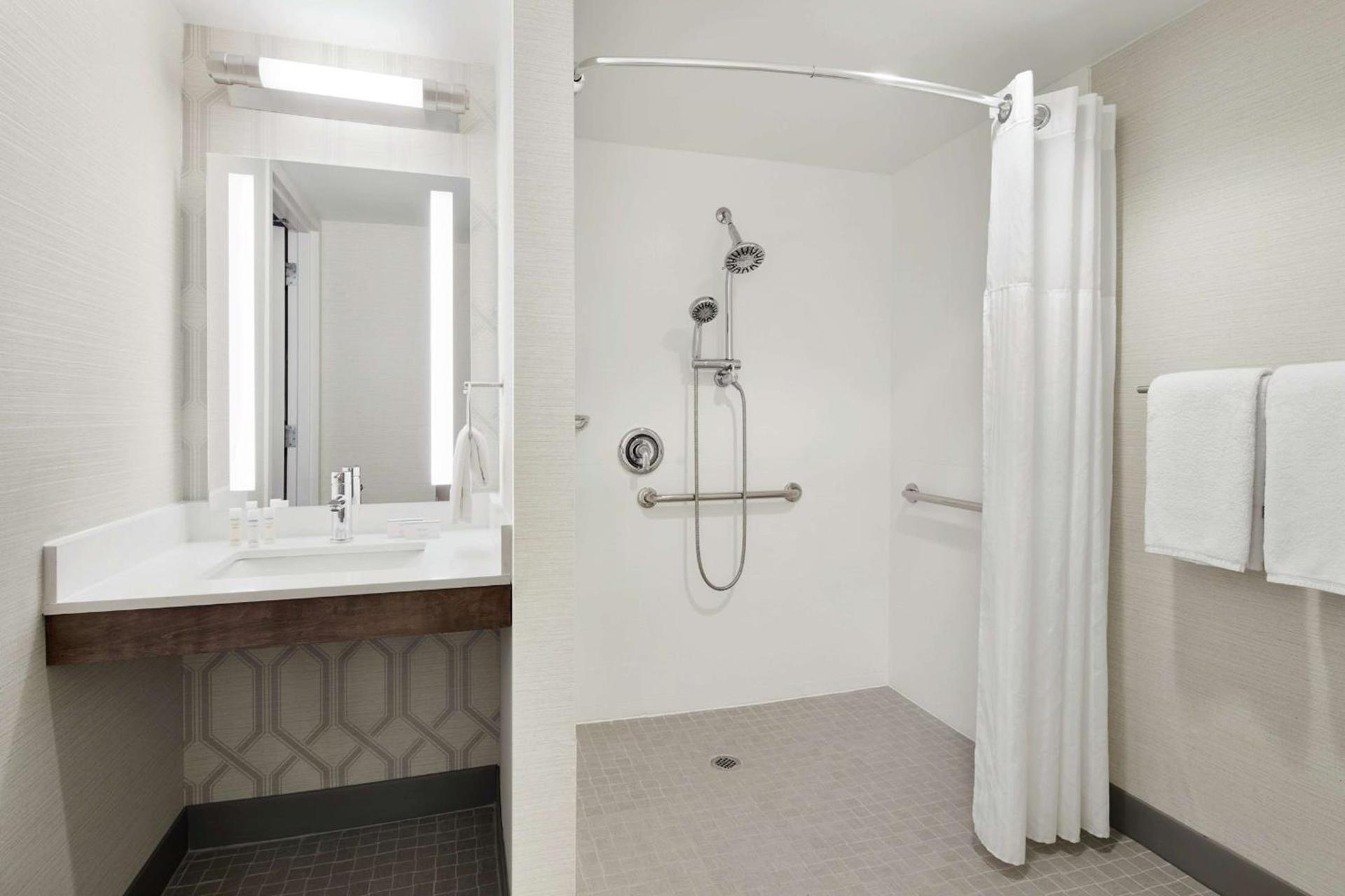 Hilton Garden Inn Cincinnati Northeast photo 16