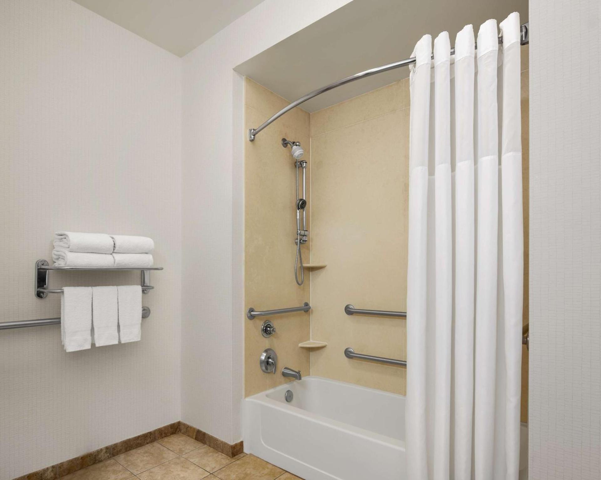 Hampton Inn & Suites Tulsa South Bixby photo 21
