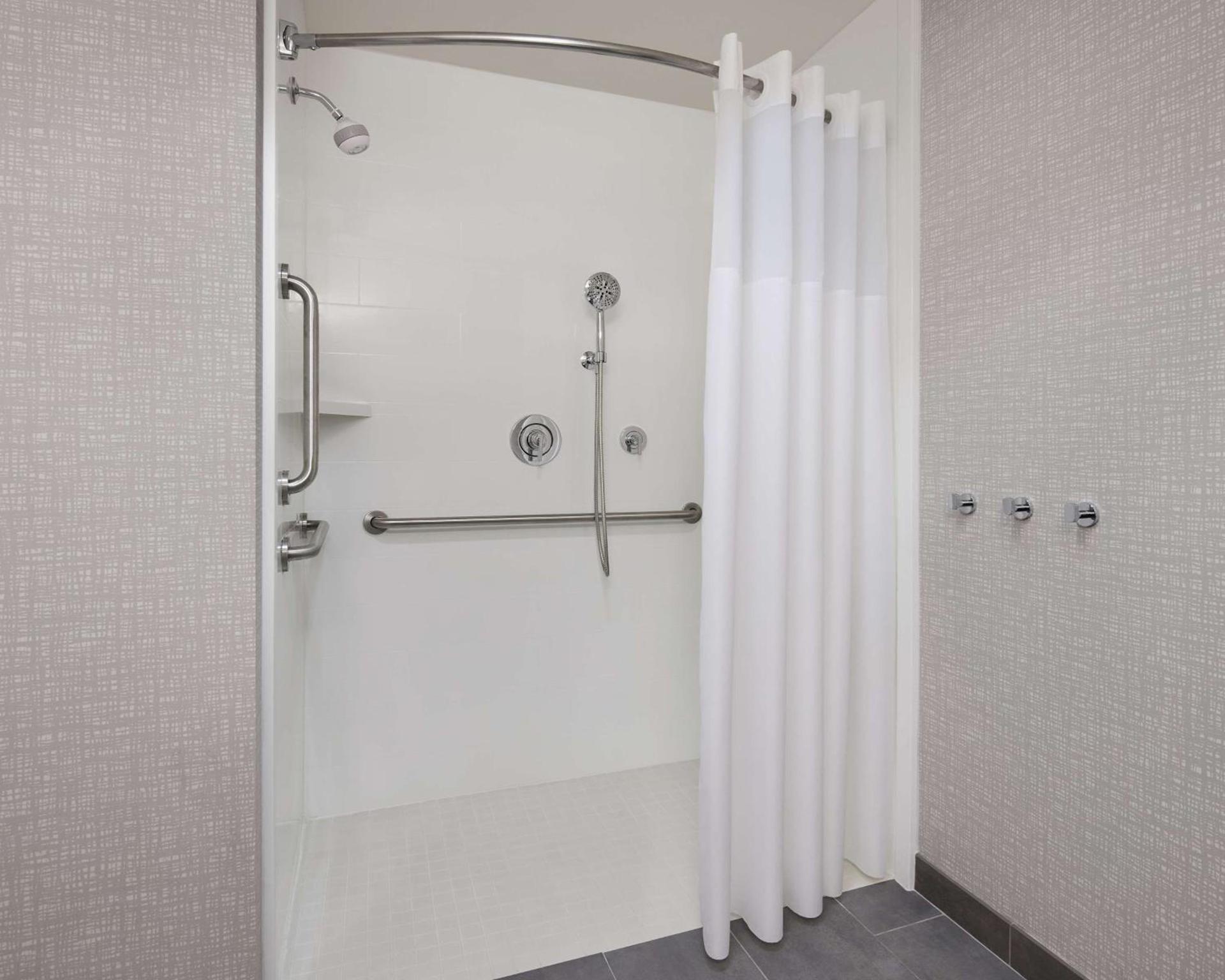 Hampton Inn & Suites West Haven photo 13