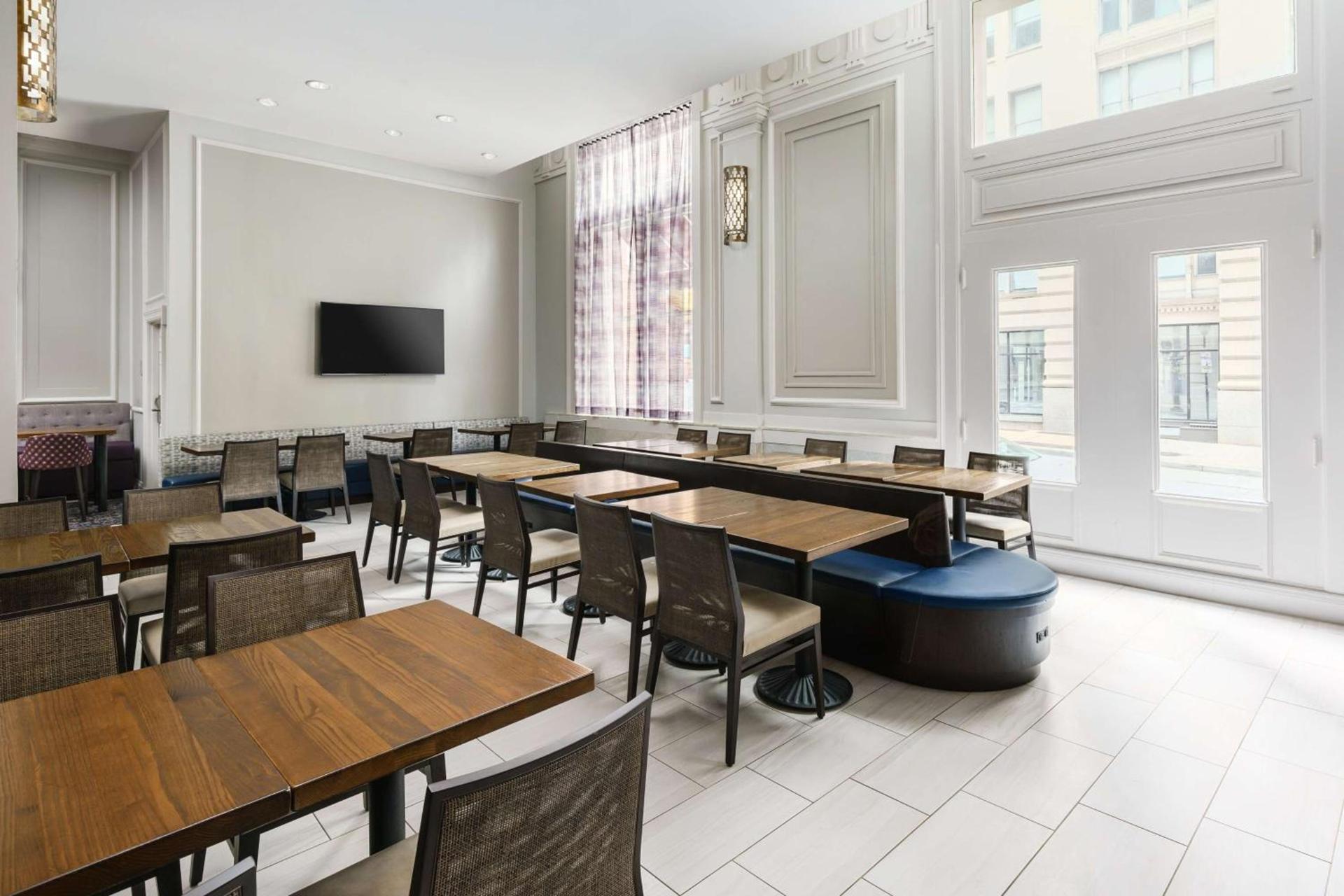 Hampton Inn & Suites Baltimore Inner Harbor photo 10