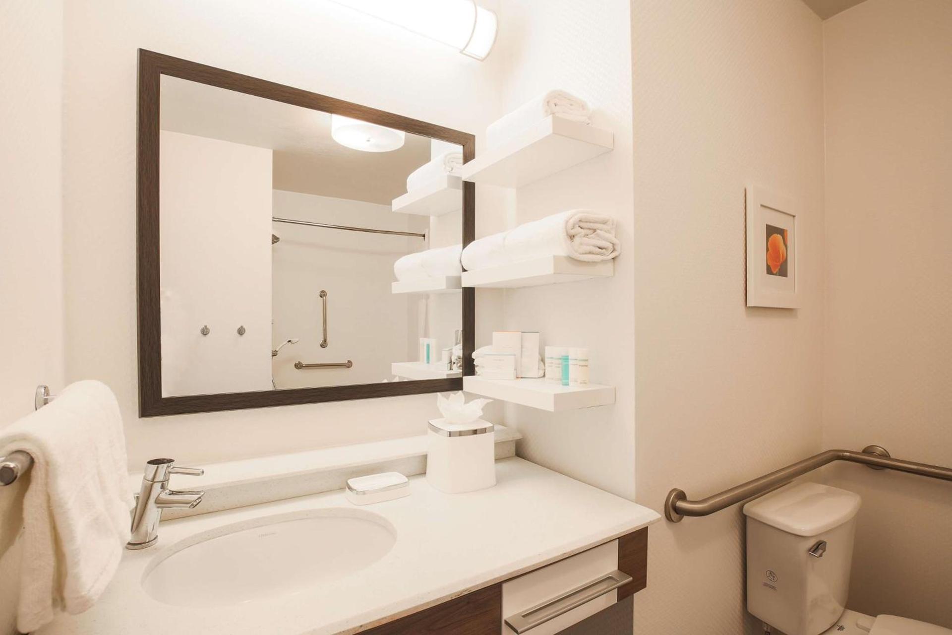 Hampton Inn & Suites Camarillo photo 42