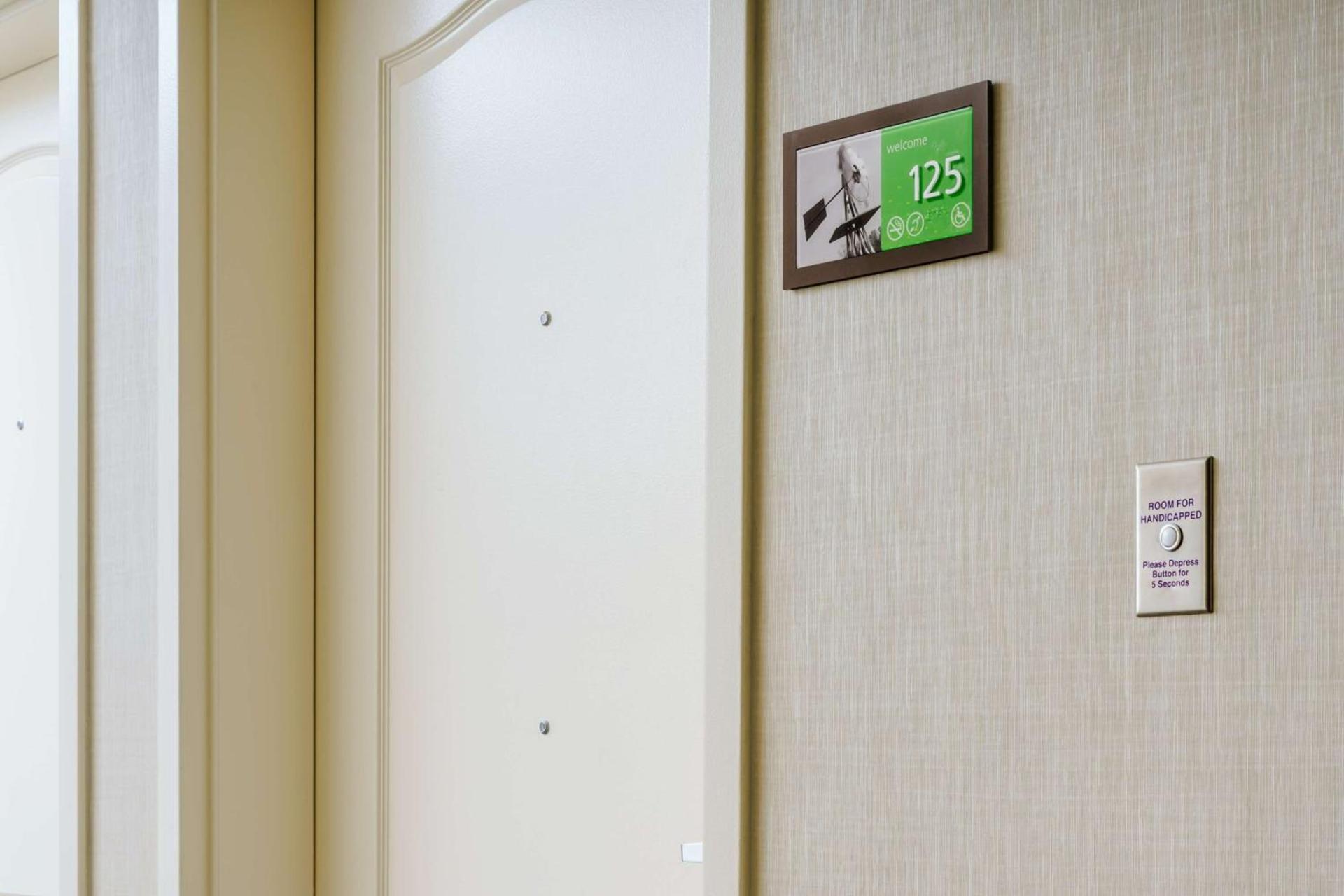 Hampton Inn & Suites Thousand Oaks photo 32