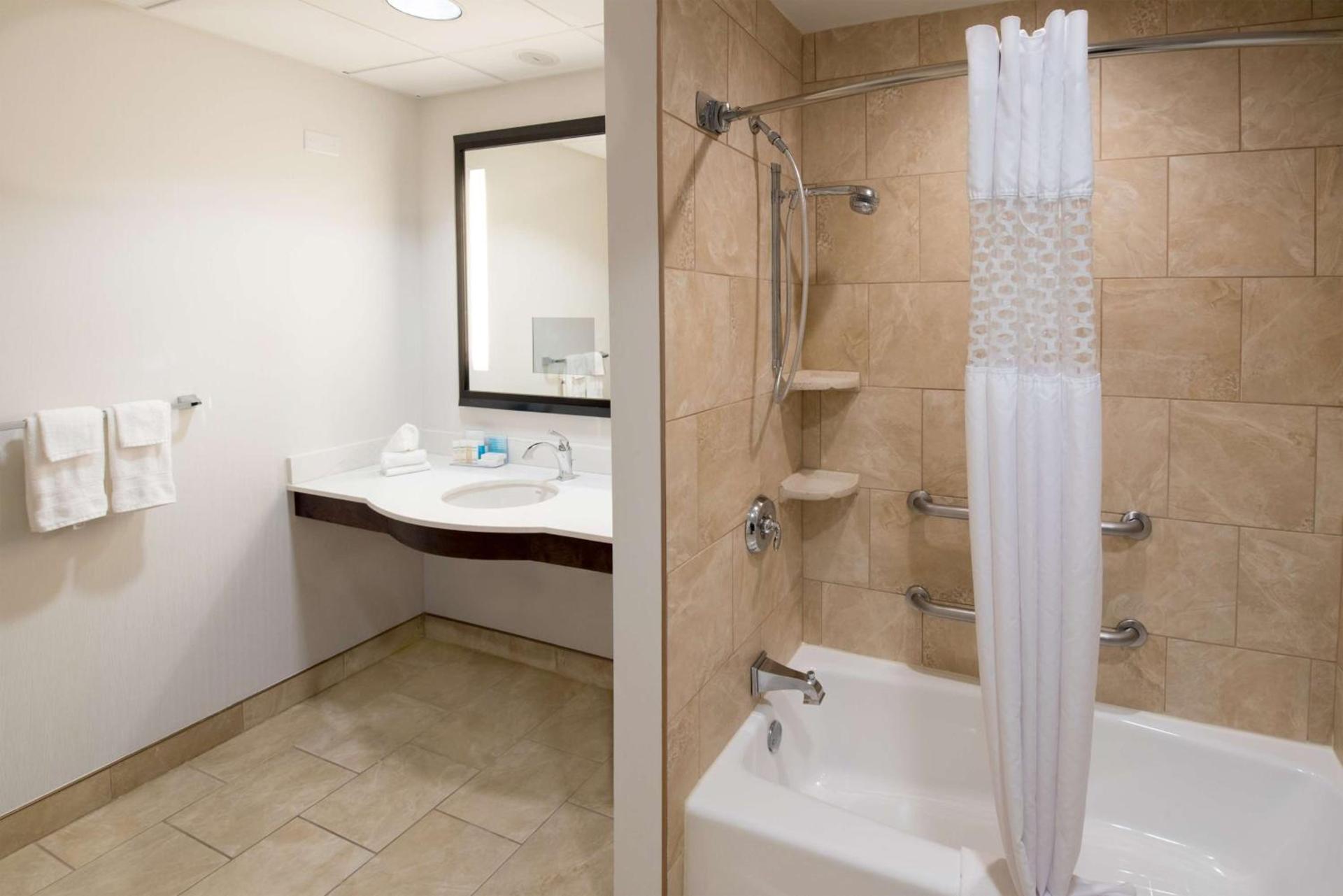 Hampton Inn & Suites South Park at Phillips Place photo 13