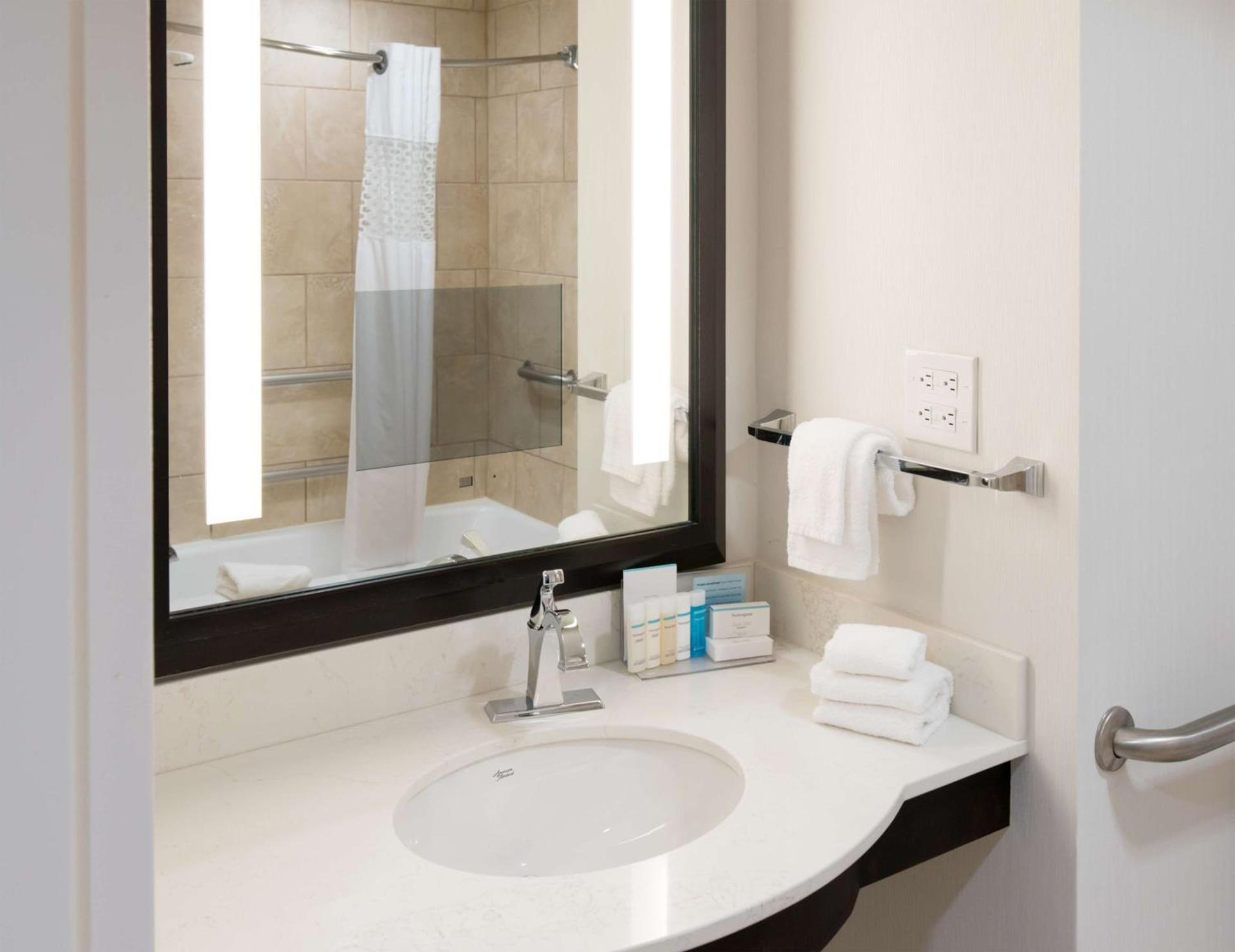 Hampton Inn & Suites South Park at Phillips Place photo 20