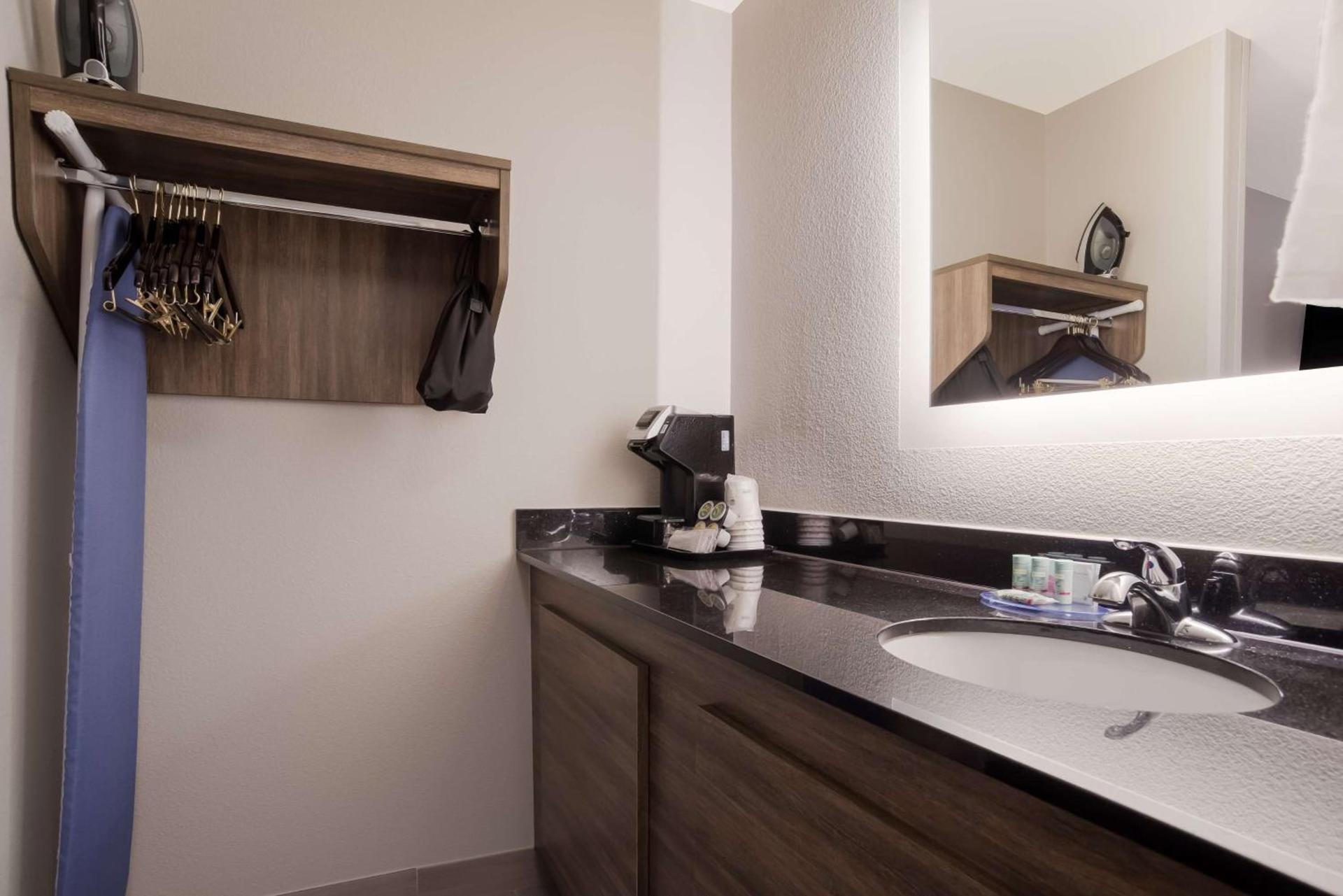 Best Western Flagship Inn photo 19